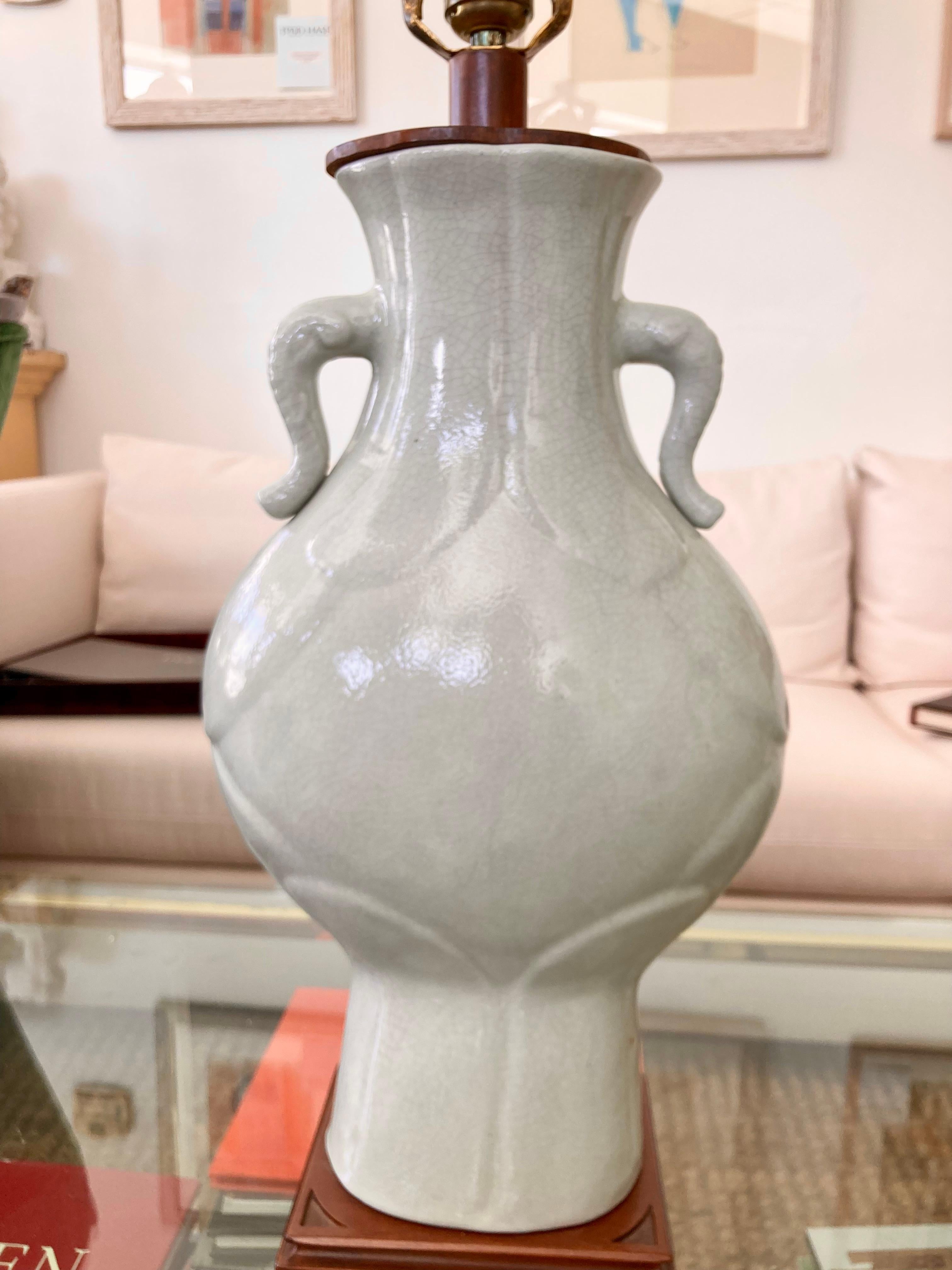 Pareja de lámparas de mesa asiáticas de cerámica Celedón finales del siglo XX en venta