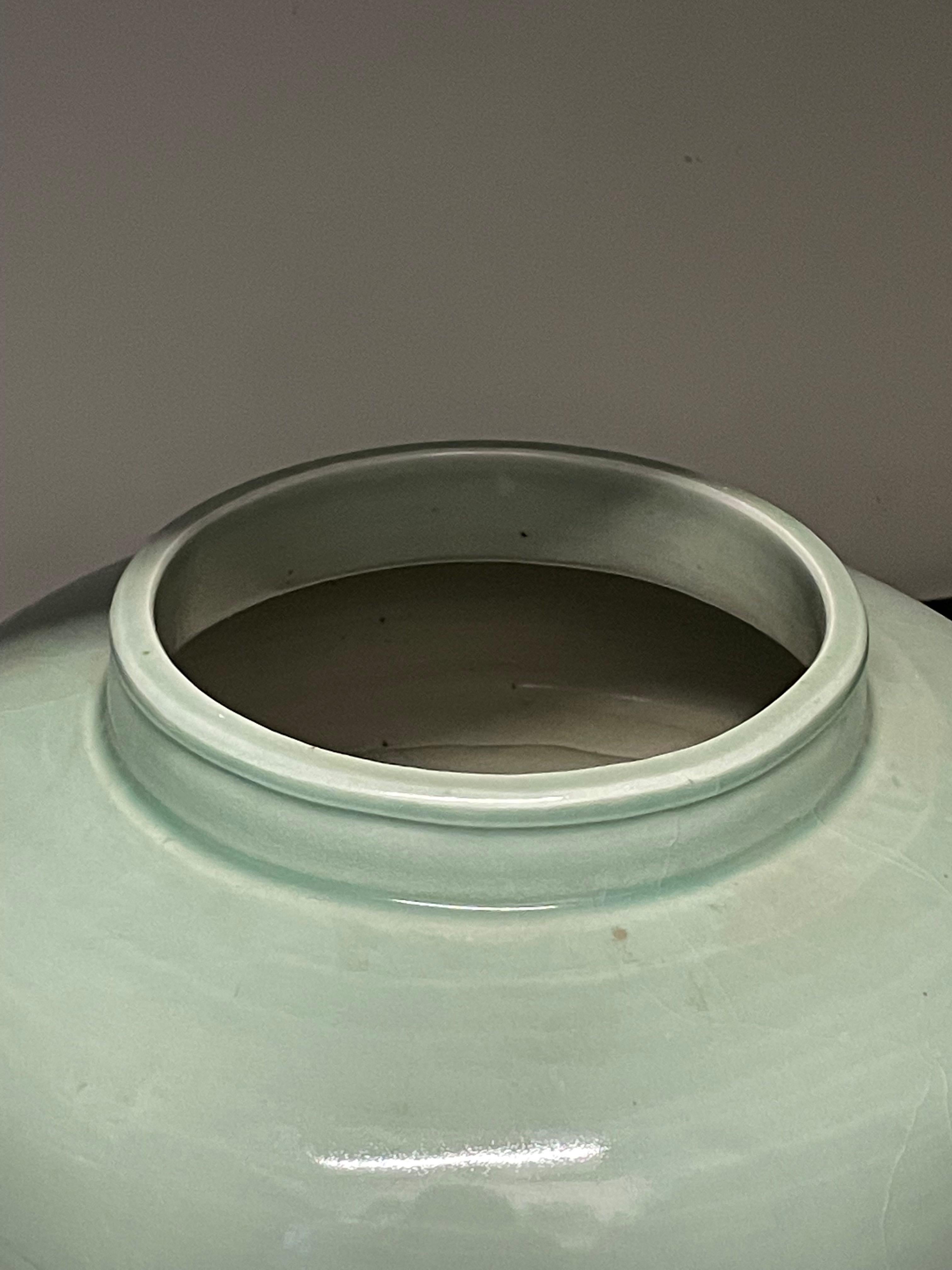 Zeitgenössische chinesische Vase aus gewaschenem Türkis mit Glasur.
Die Glasur verleiht der Vase das Aussehen eines verwitterten Aussehens.
Runde geschwungene Form mit großer Öffnung.
Es sind zwei Exemplare erhältlich.