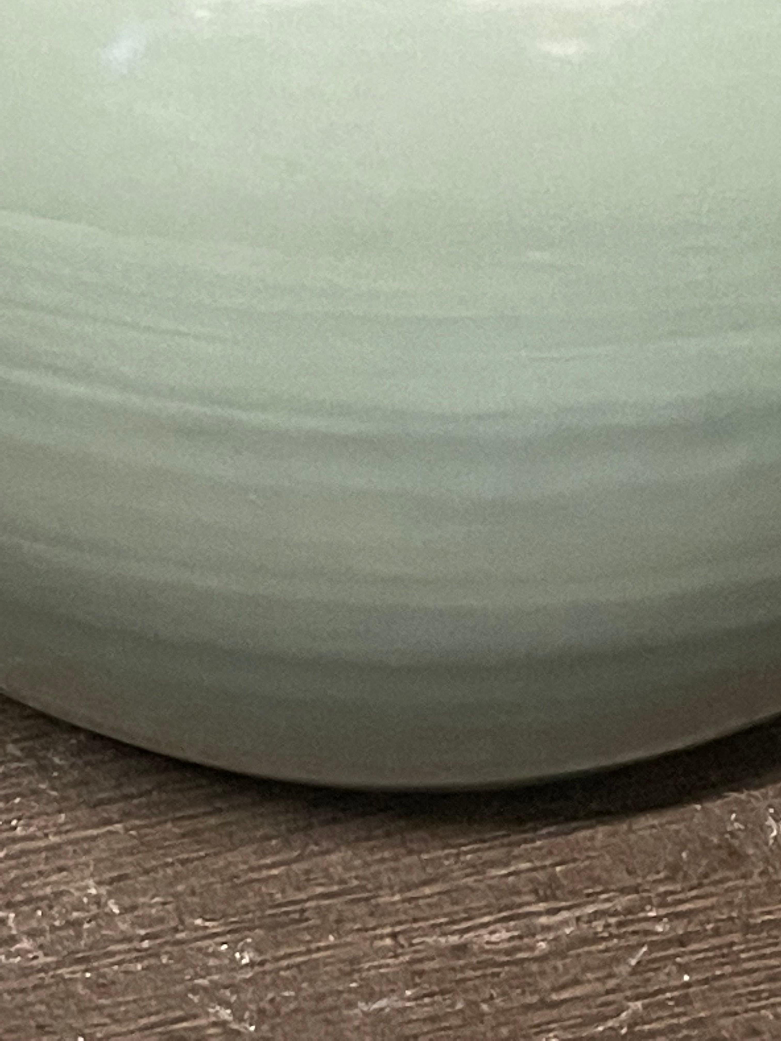Celedon-Vase in runder Form in glasierter Celedon, China, Zeitgenössisch (Chinesisch) im Angebot