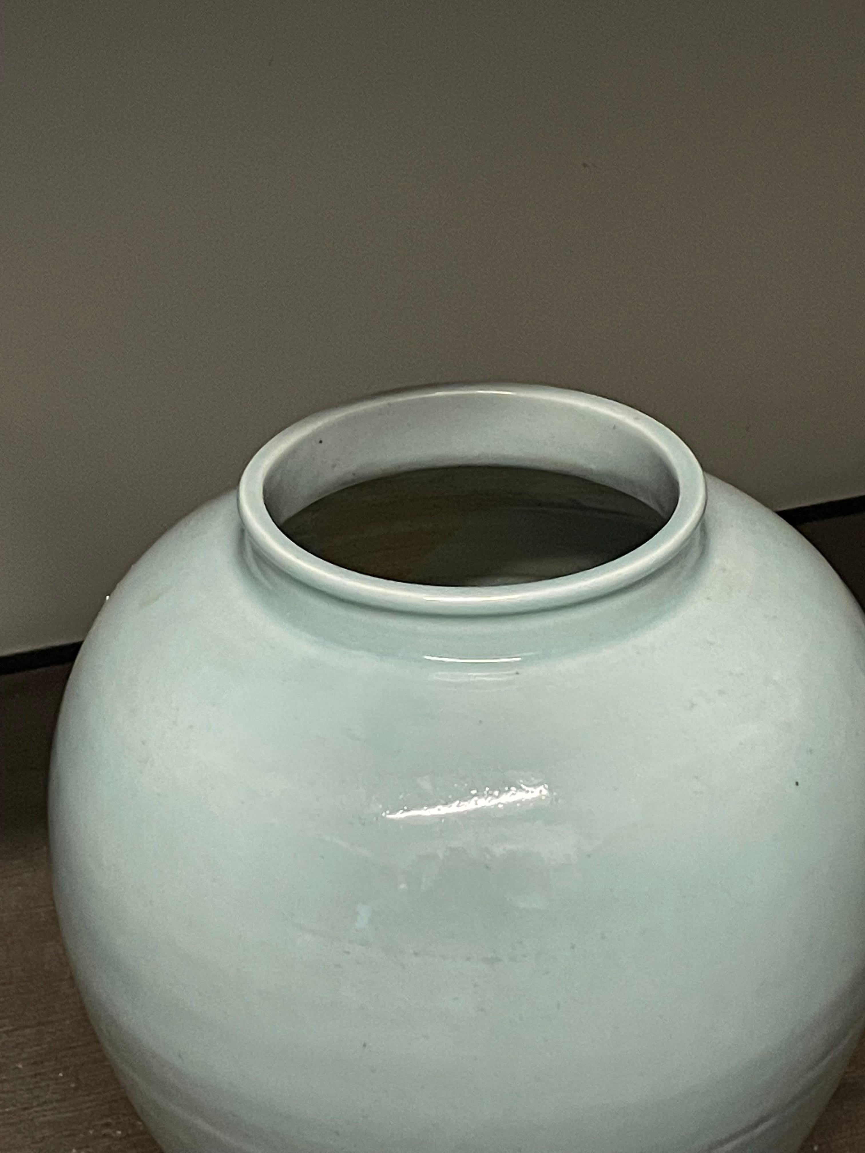 Vase contemporain chinois à glaçure celedon.
La glaçure donne au vase un aspect vieilli.
Forme incurvée à large embouchure.
