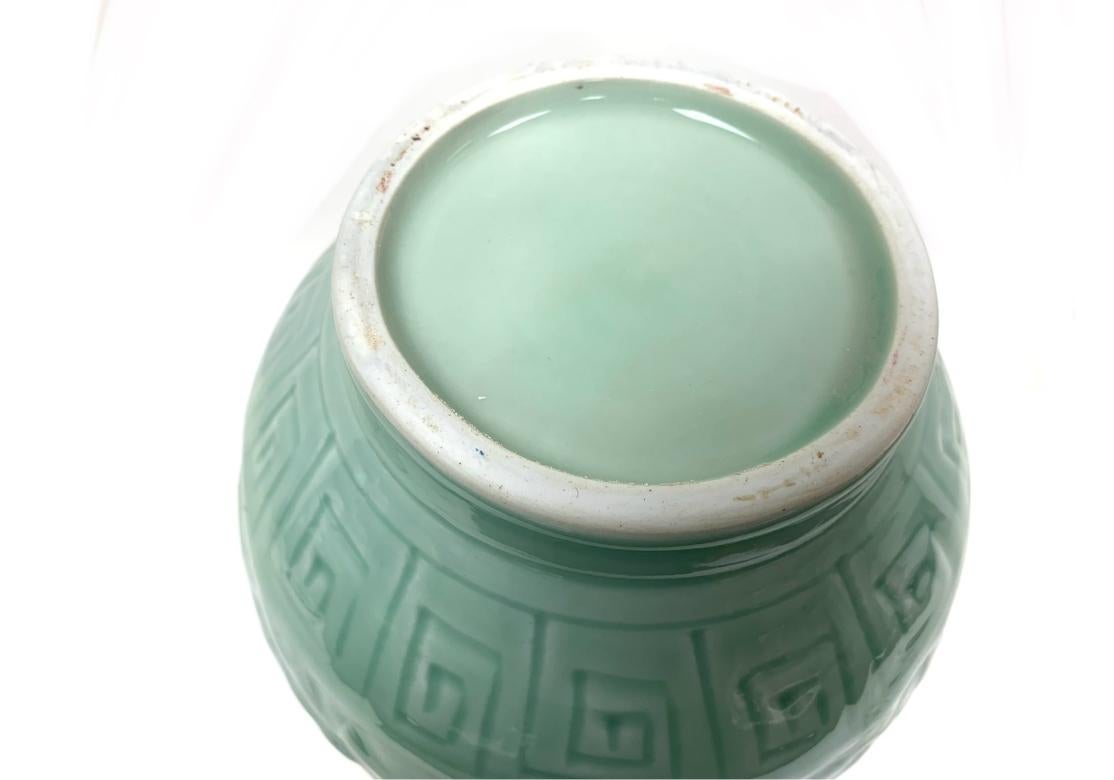 Vase en porcelaine de Celedon avec base en bois en vente 3