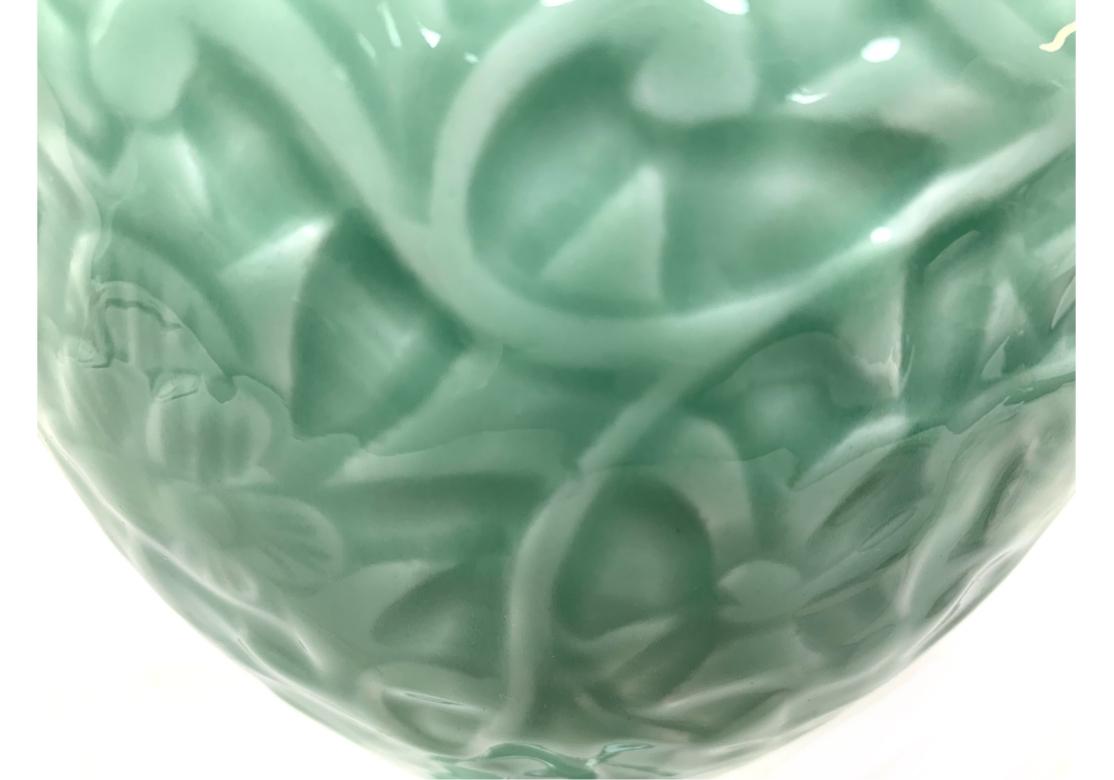 Vase en porcelaine de Celedon avec base en bois en vente 4