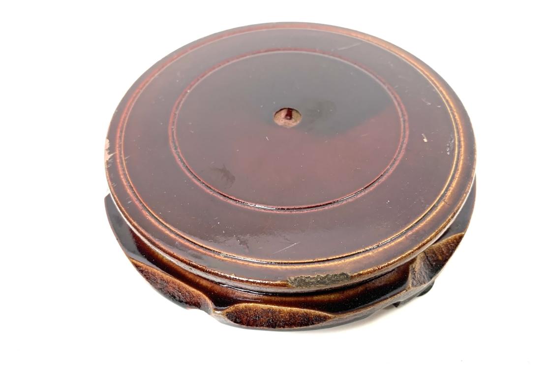 Vase en porcelaine de Celedon avec base en bois en vente 5
