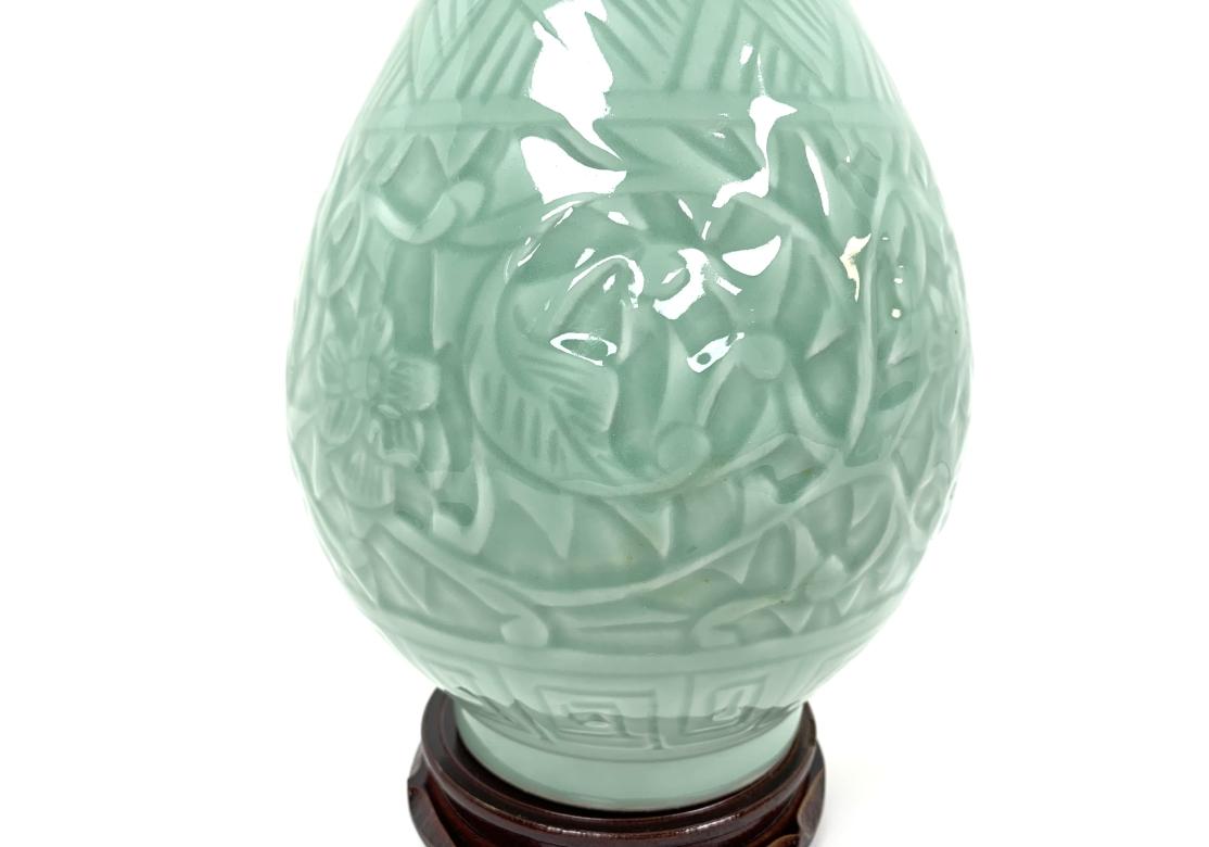 Ming Vase en porcelaine de Celedon avec base en bois en vente