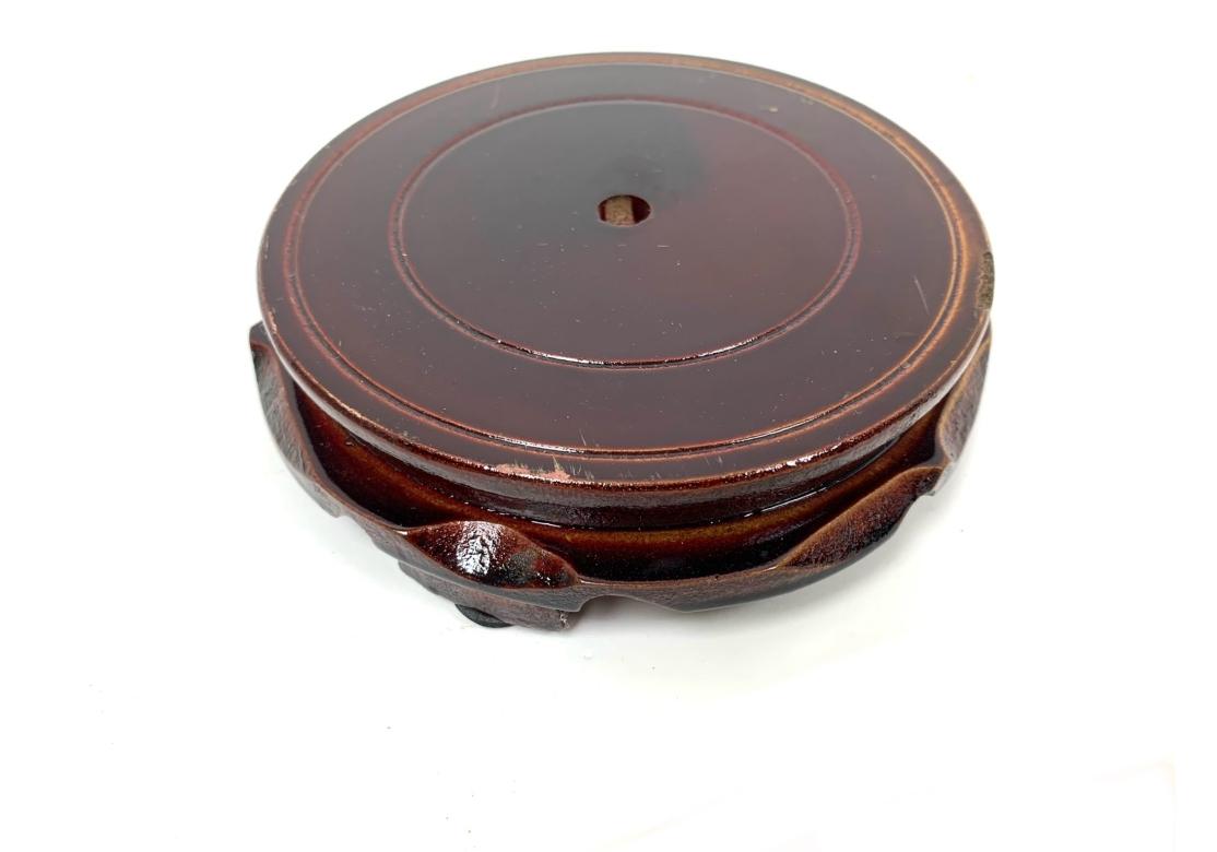 Embossé Vase en porcelaine de Celedon avec base en bois en vente