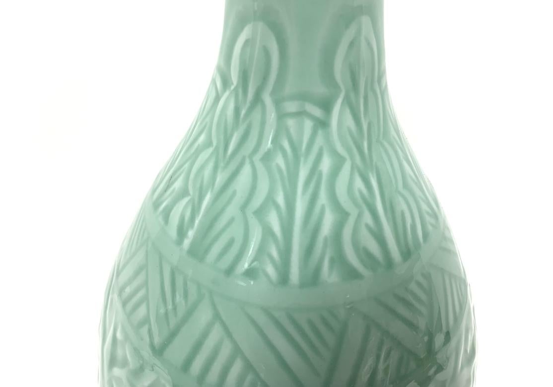 Vase en porcelaine de Celedon avec base en bois État moyen - En vente à Bridgeport, CT