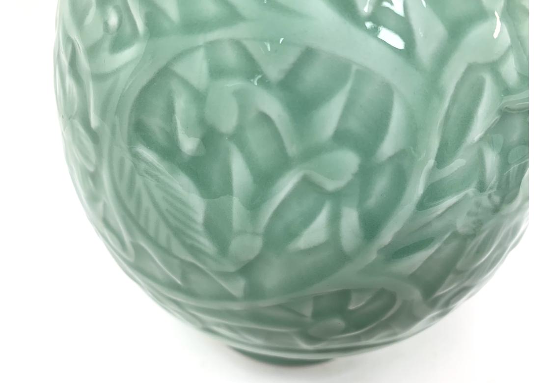 Porcelaine Vase en porcelaine de Celedon avec base en bois en vente