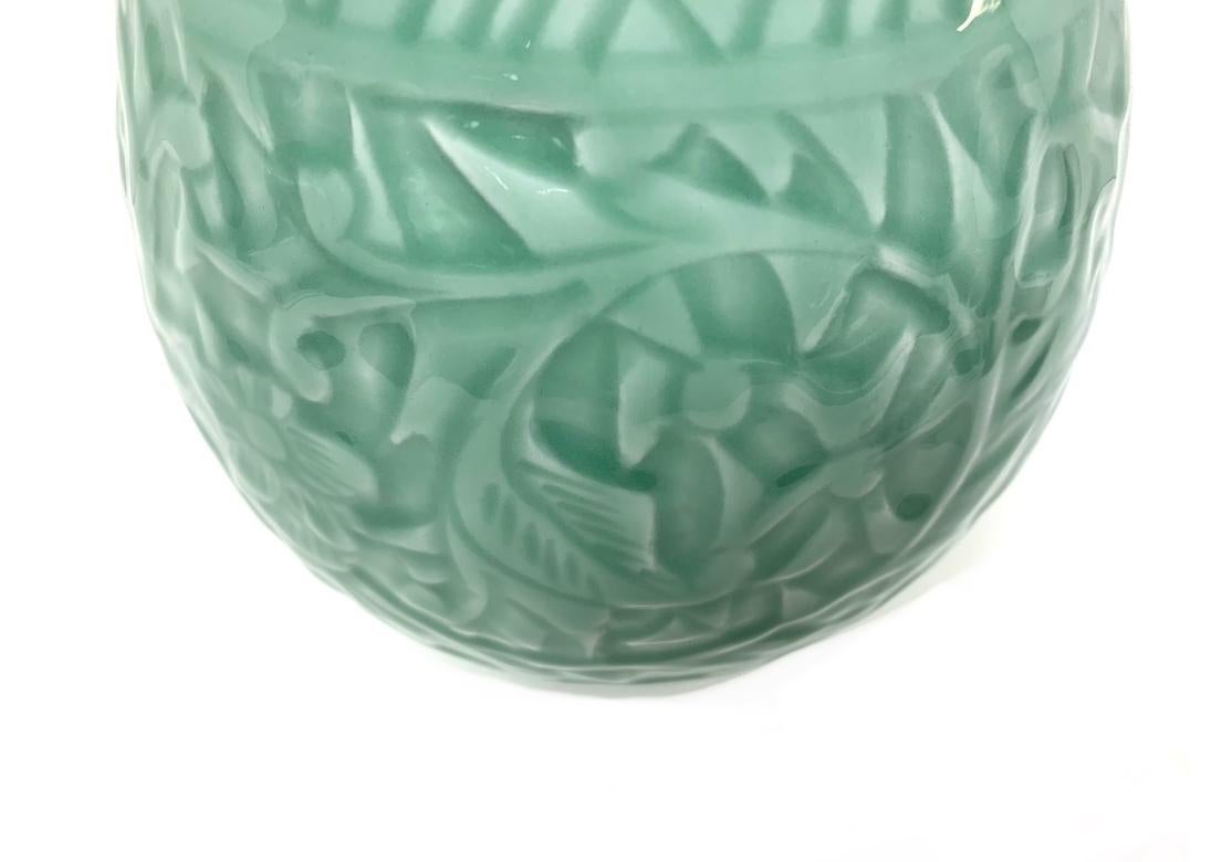 Vase en porcelaine de Celedon avec base en bois en vente 1