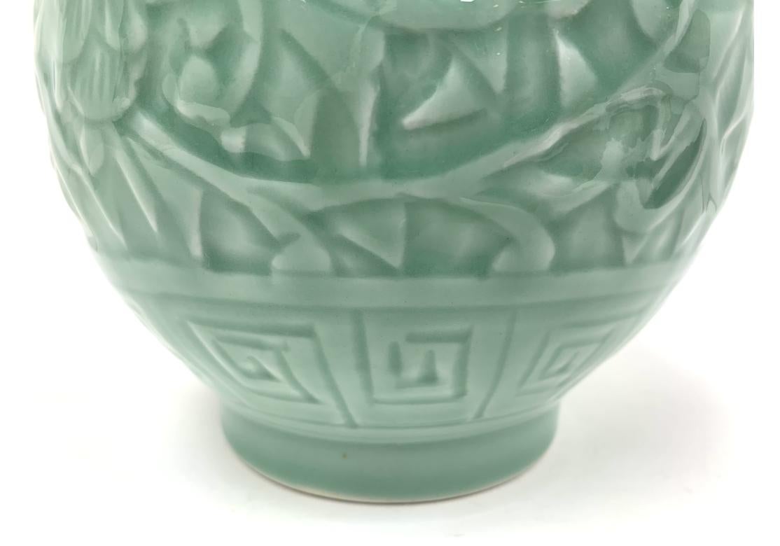Vase en porcelaine de Celedon avec base en bois en vente 2