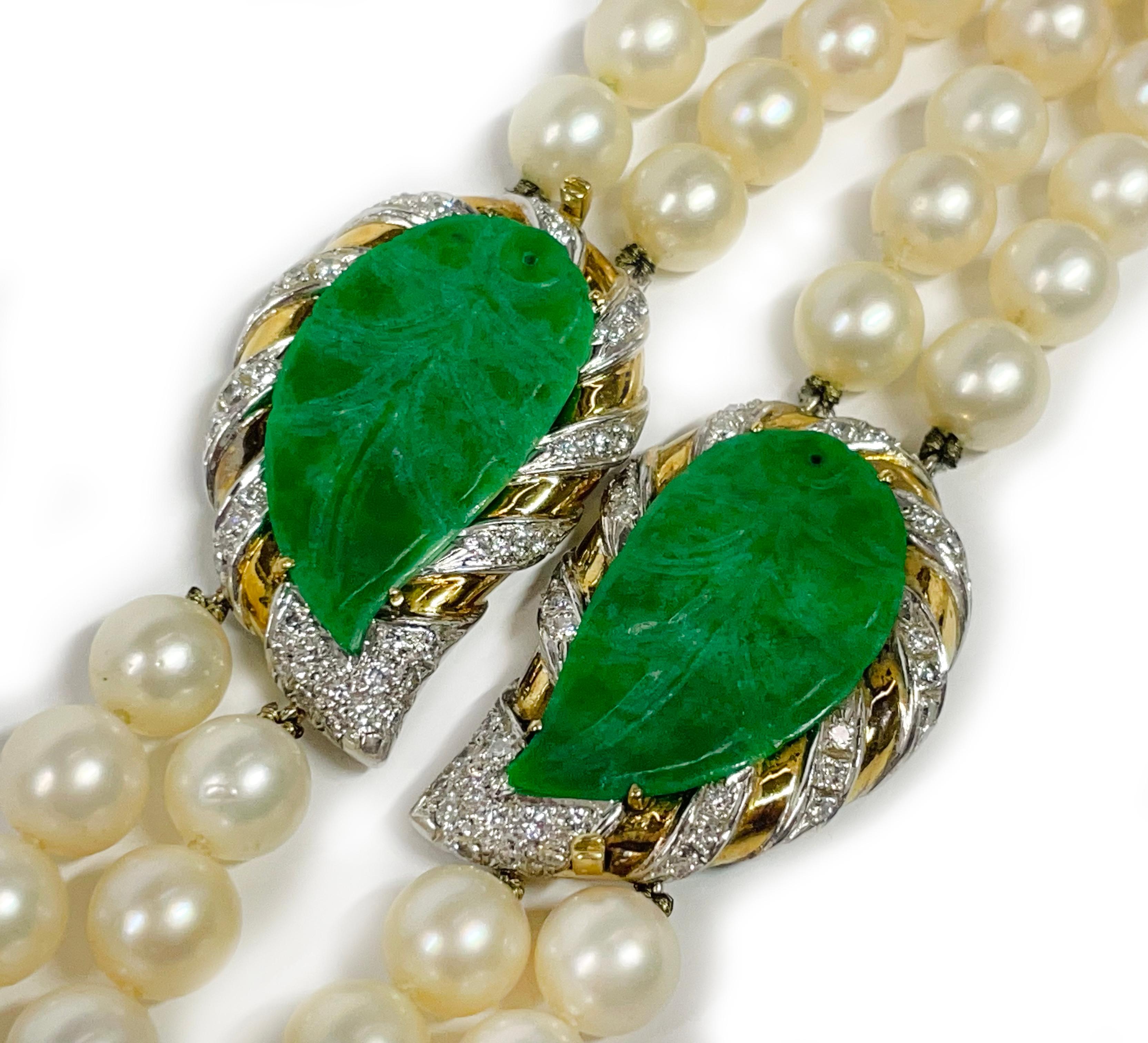 Este elegante collar de dos vueltas presenta perlas Akoya de color crema combinadas con jade manzana verde. Con una longitud aproximada de 47 a 49 pulgadas, el collar está compuesto por 240 lustrosas perlas, cada una de 8,0 mm a 8,5 mm, y anudadas a