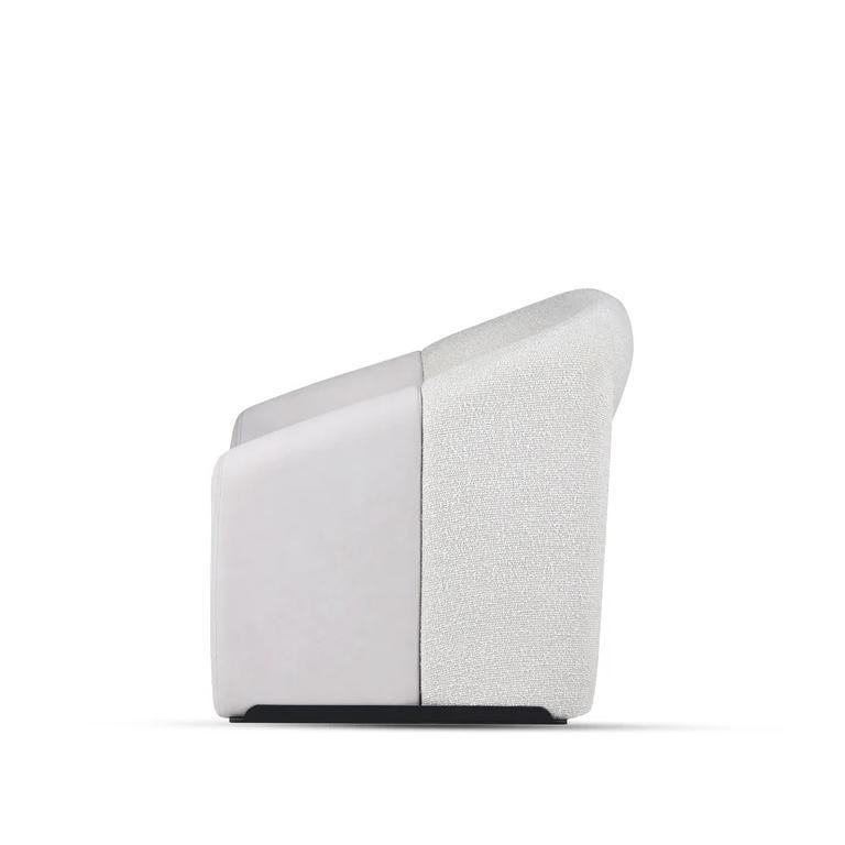 La Celeste Accent Chair d'Essentia Home est excellente parce qu'elle associe des formes de design hautes à un confort sensible au toucher, dans une langue qui n'est ni élevée ni laborieuse. Recouverte d'un tissu de qualité supérieure, la silhouette