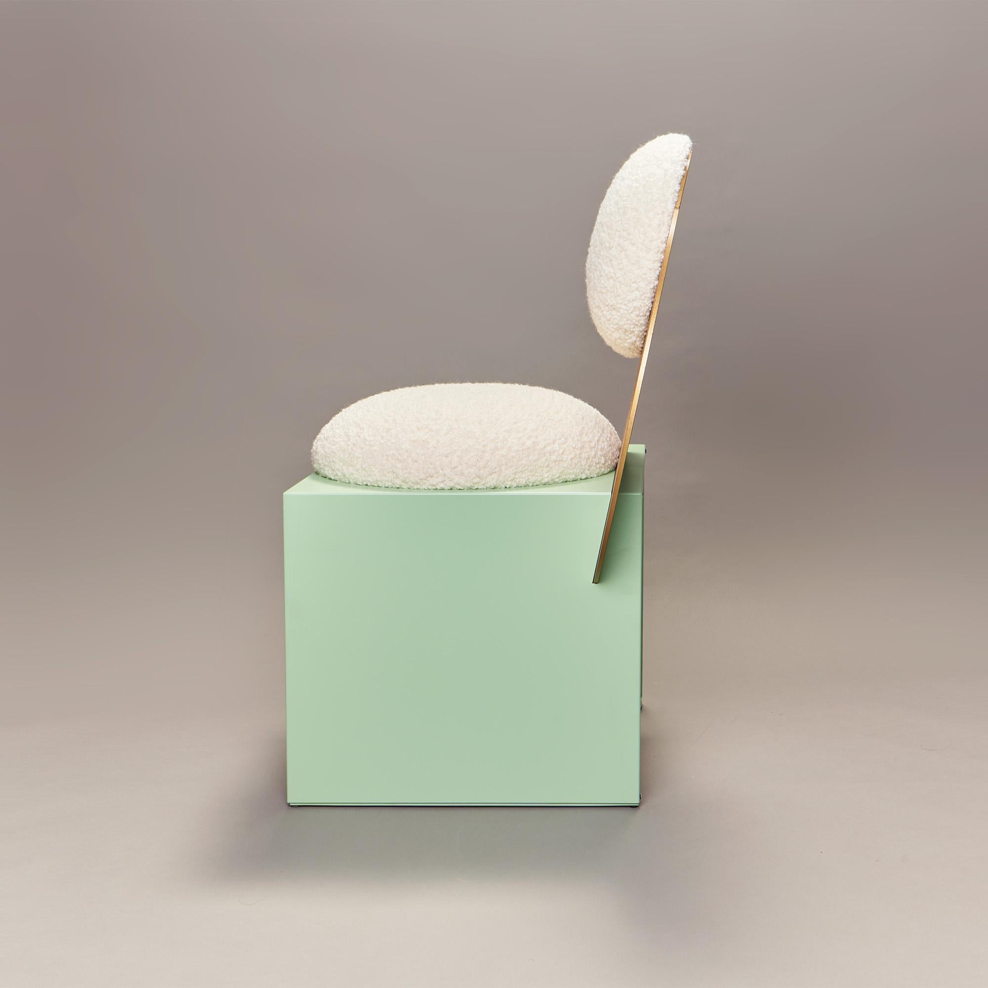 Moderne Chaise Celeste en tissu bouclé, laiton et métal menthe de Lara Bohinc en vente