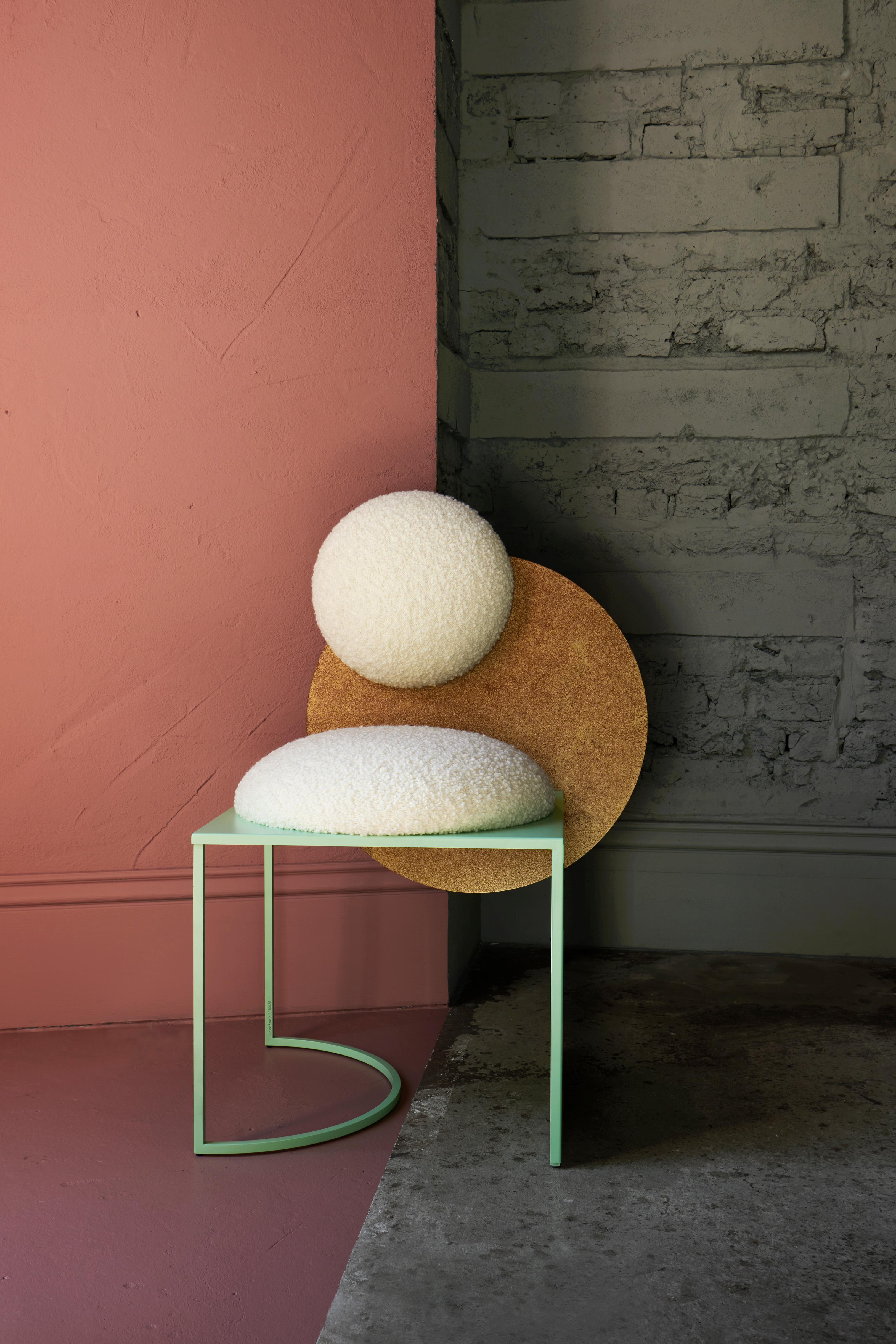 Celeste-Stuhl aus Boucle-Stoff, Messing und mintfarbenem Metall von Lara Bohinc (21. Jahrhundert und zeitgenössisch) im Angebot