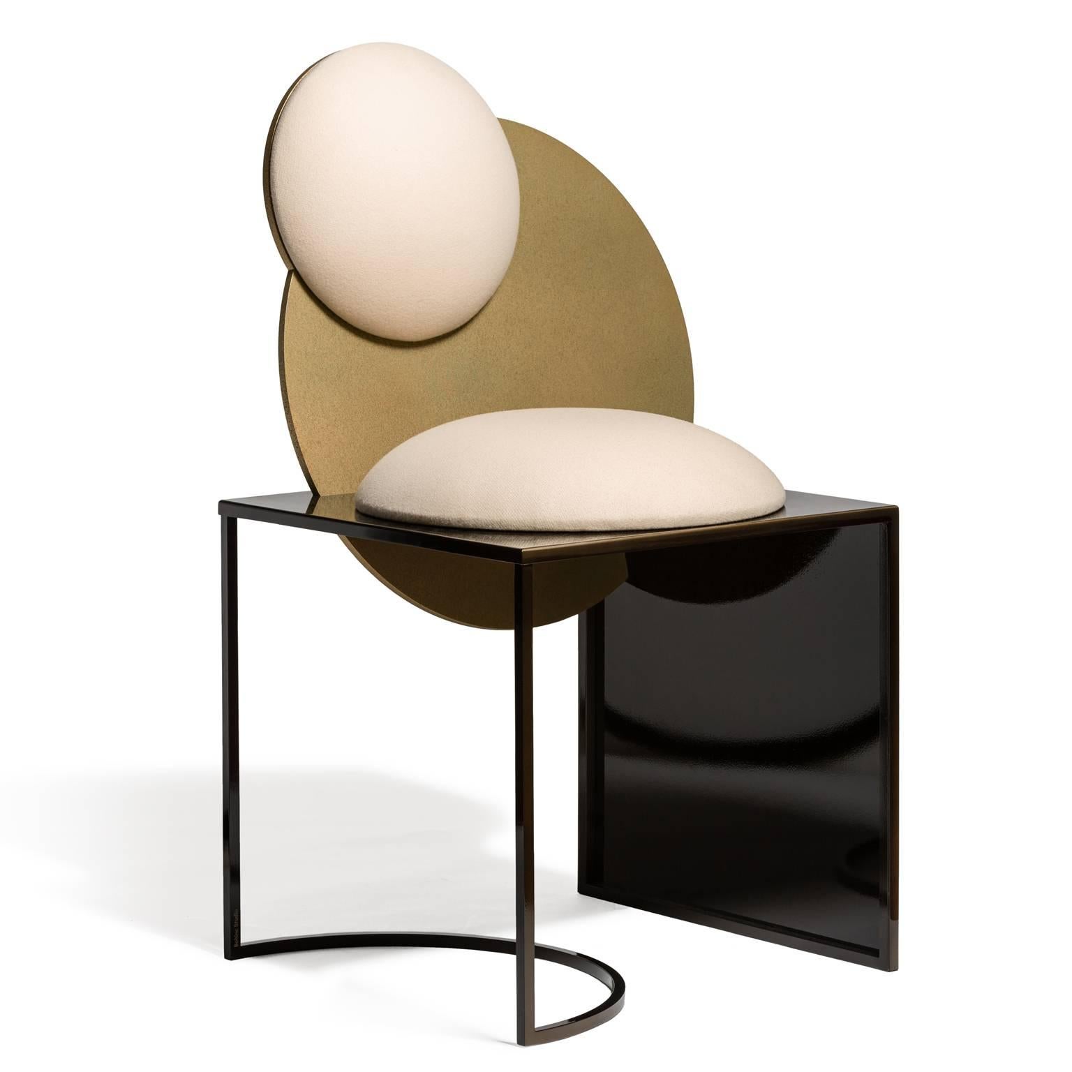 Silla Celeste de tela italiana de lana blanca y metal, por Lara Bohinc Metalistería en venta