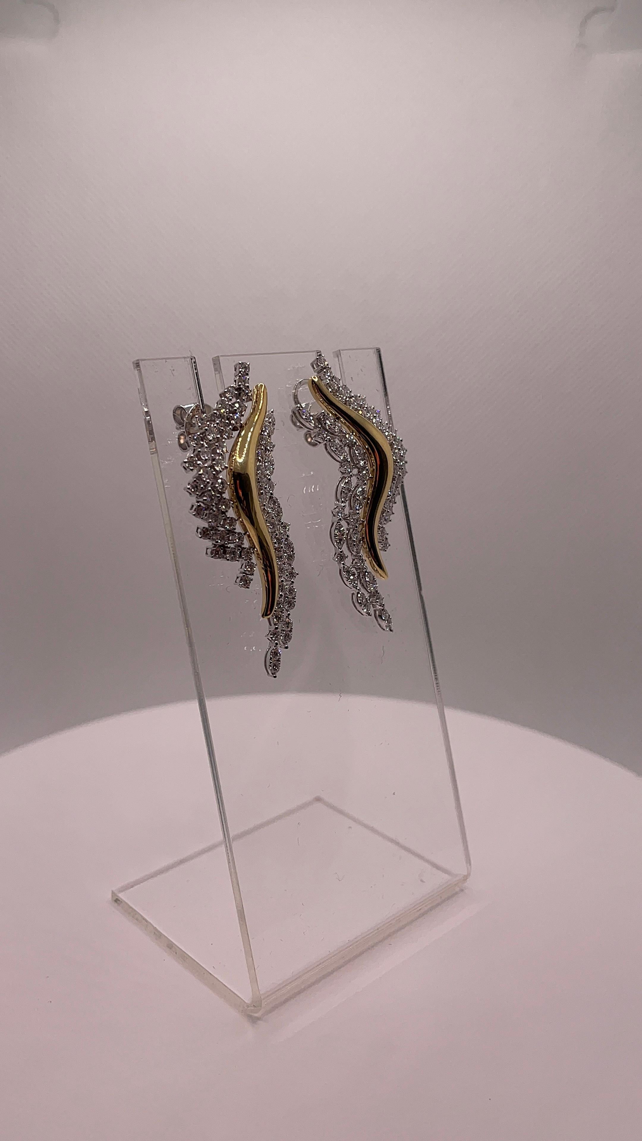 Celeste Flames Diamond and Yellow Gold Earrings In New Condition For Sale In Hong Kong, HK
