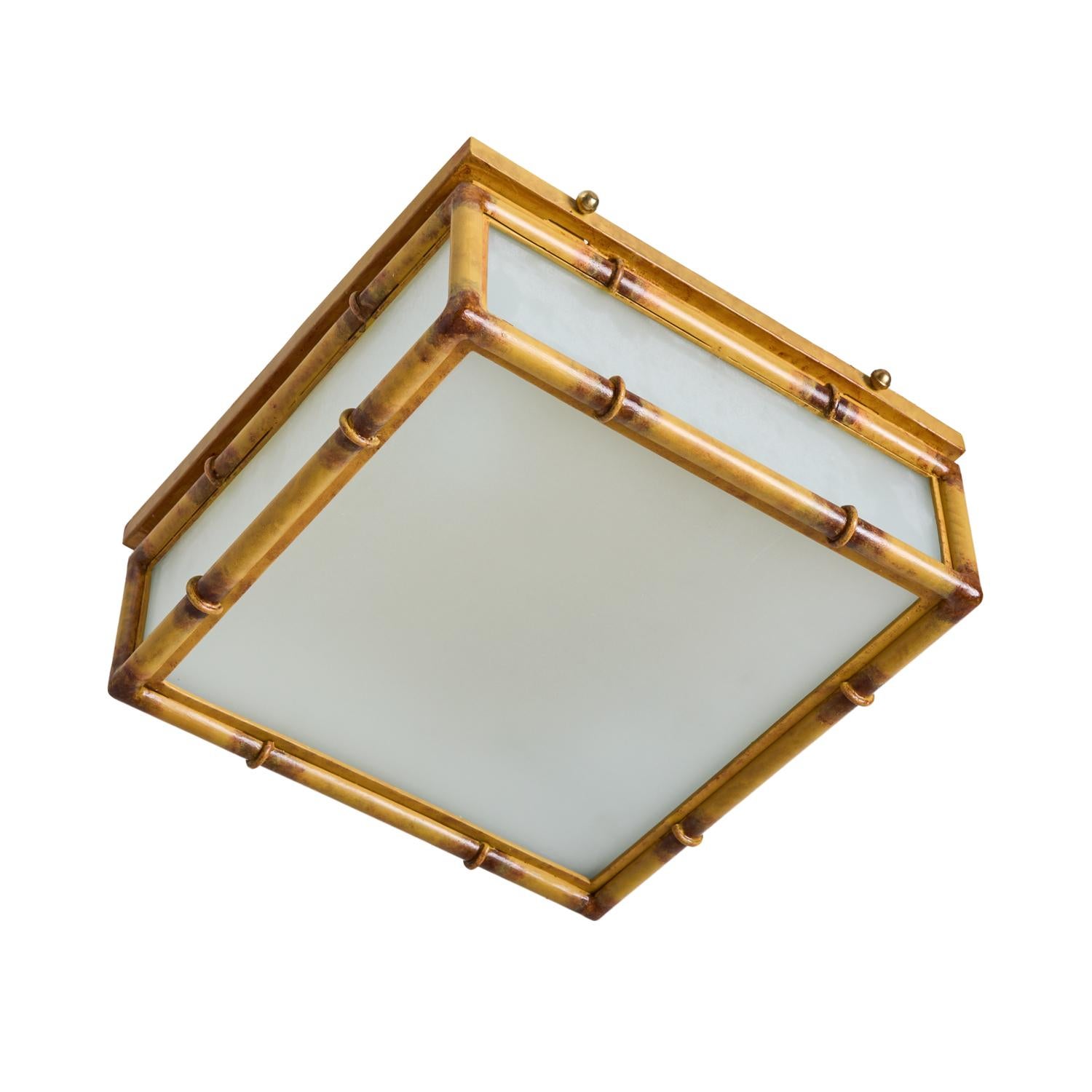  Luminaire encastré de forme carrée, doté d'une armature en laiton et d'un profil en escalier. La monture encastrée Celeste Bamboo présente une finition en faux bambou brûlé, peinte à la main, avec des diffuseurs en verre dépoli. Le dessous est