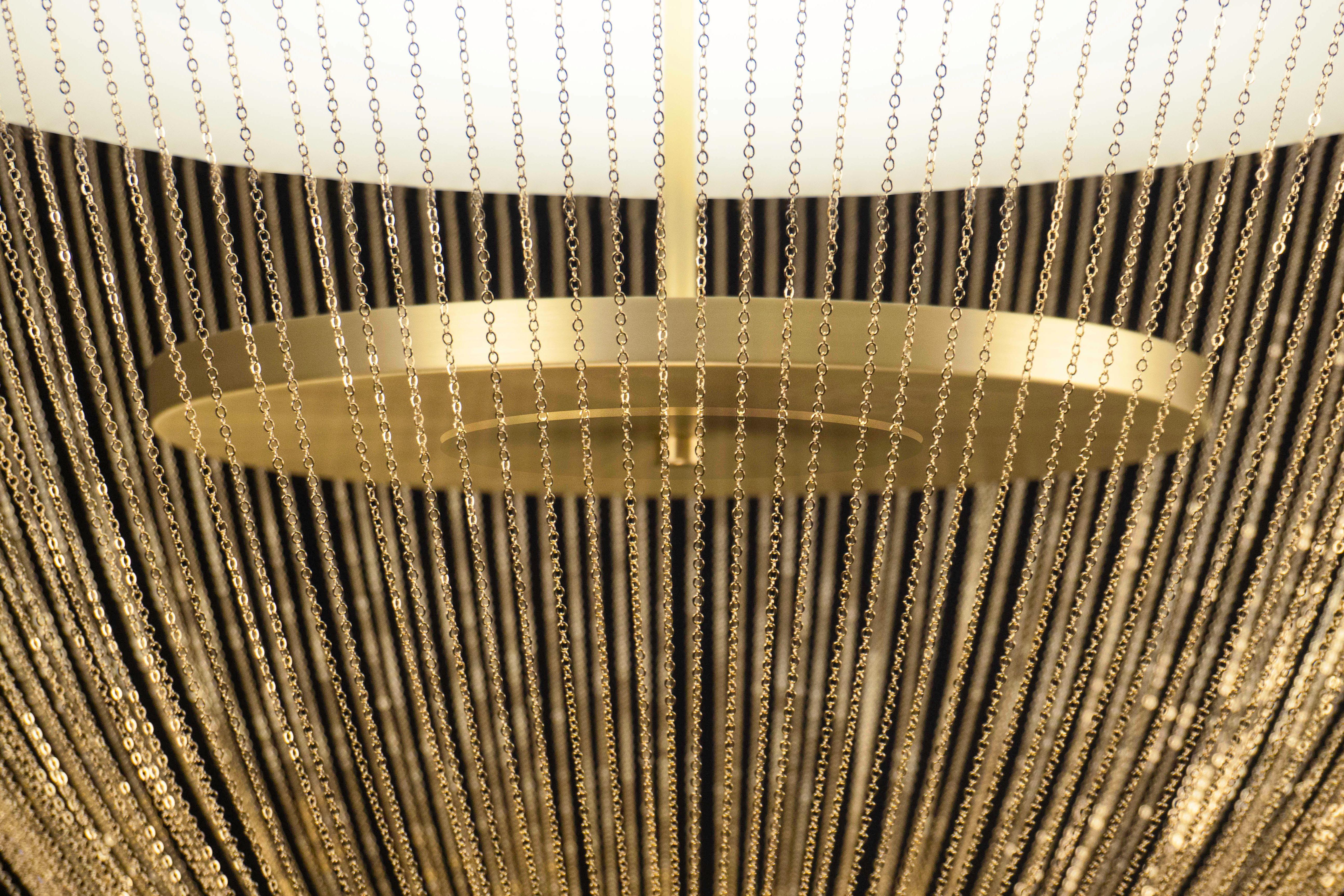 Moderne Grand lustre Céleste en laiton vieilli avec chaînes en laiton par Larose Guyon en vente