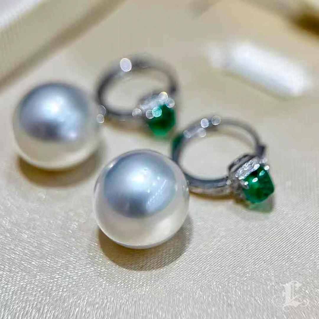 【Jādora】Celeste Meadow Emerald & South Sea Pearl Drop Earrings In New Condition For Sale In New York, NY