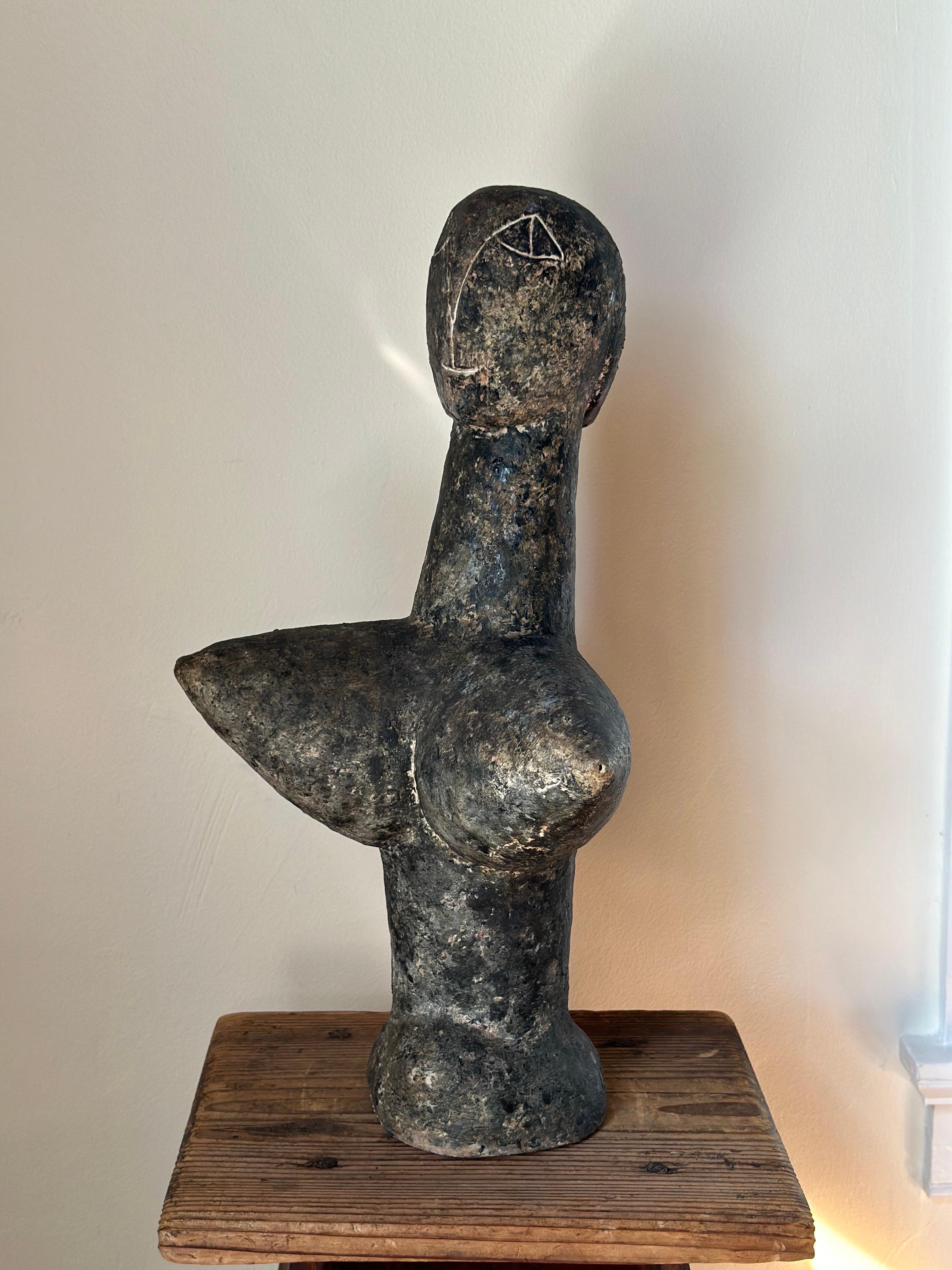 Questa è una scultura in argilla su legno intitolata 