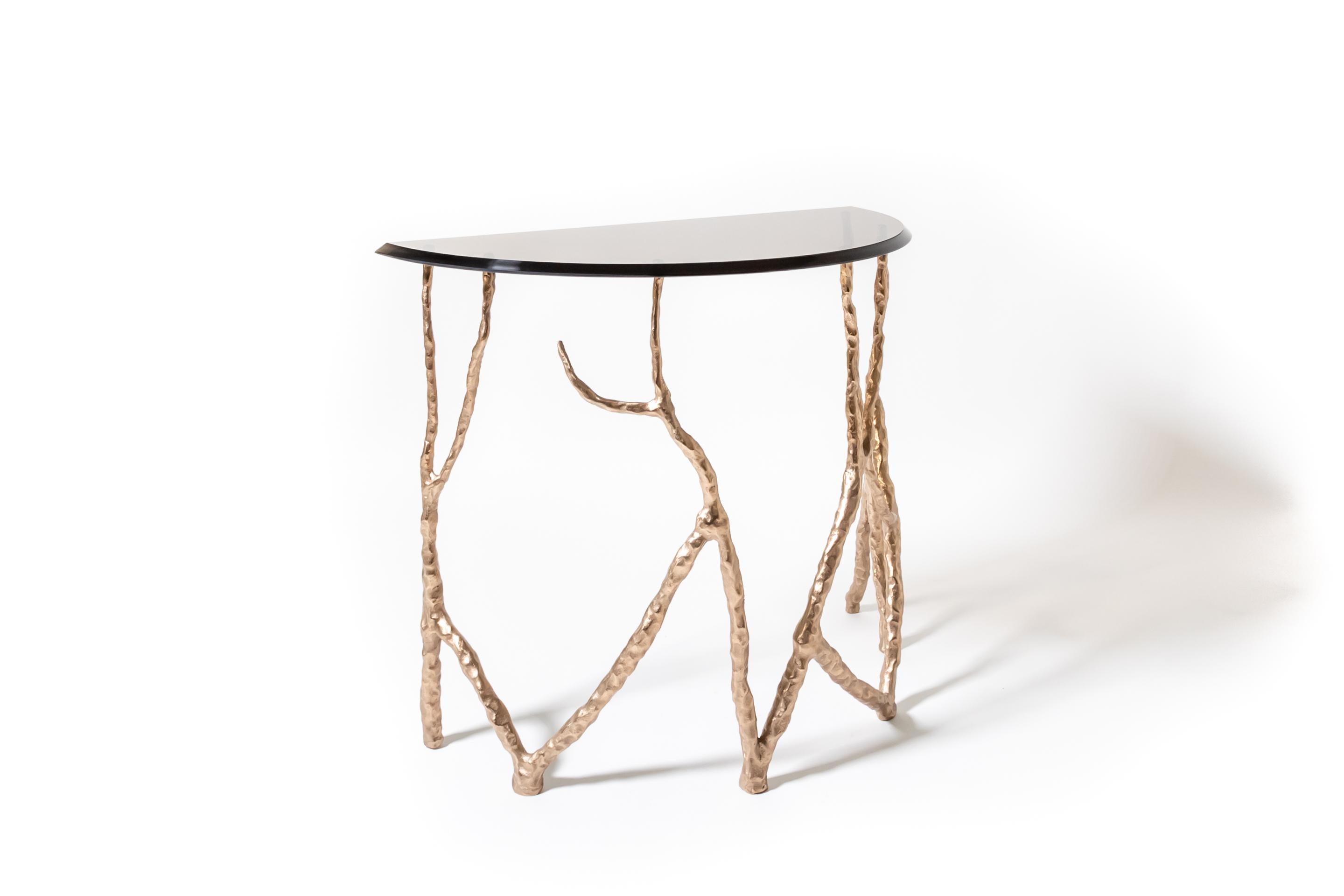 La table d'appoint Celeste incarne l'élégance éthérée grâce à son mélange harmonieux de matériaux de qualité supérieure et de proportions réfléchies. Inspiré par les formes célestes, ce meuble d'appoint sophistiqué présente une combinaison frappante