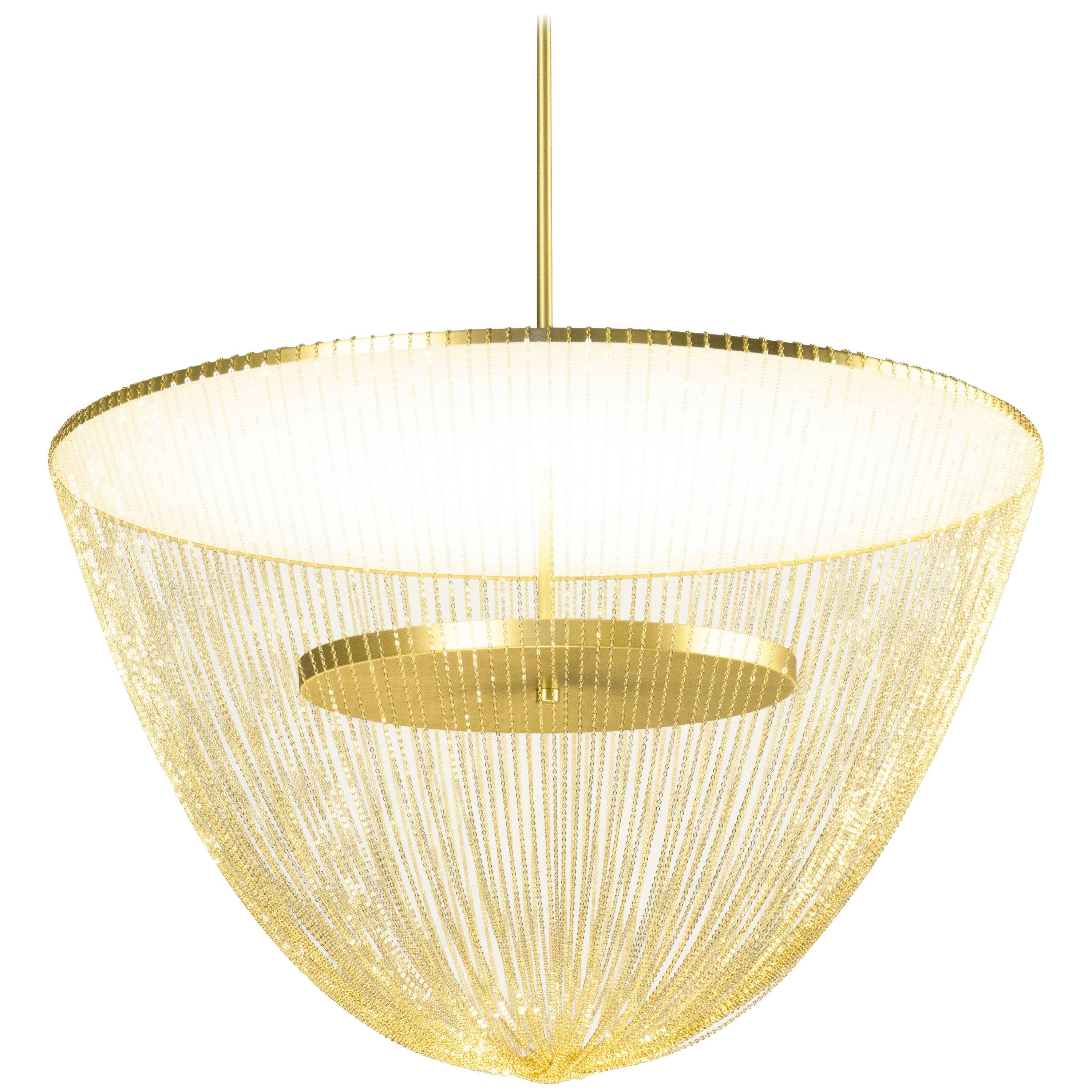 Céleste est un luxueux luminaire haut de gamme qui a été revêtu de chaleur et d'élégance. Cette lumière sculpturale est fabriquée à la main avec de délicates chaînes en cuivre pour créer une forme incurvée unique et élégante, inspirée du monde