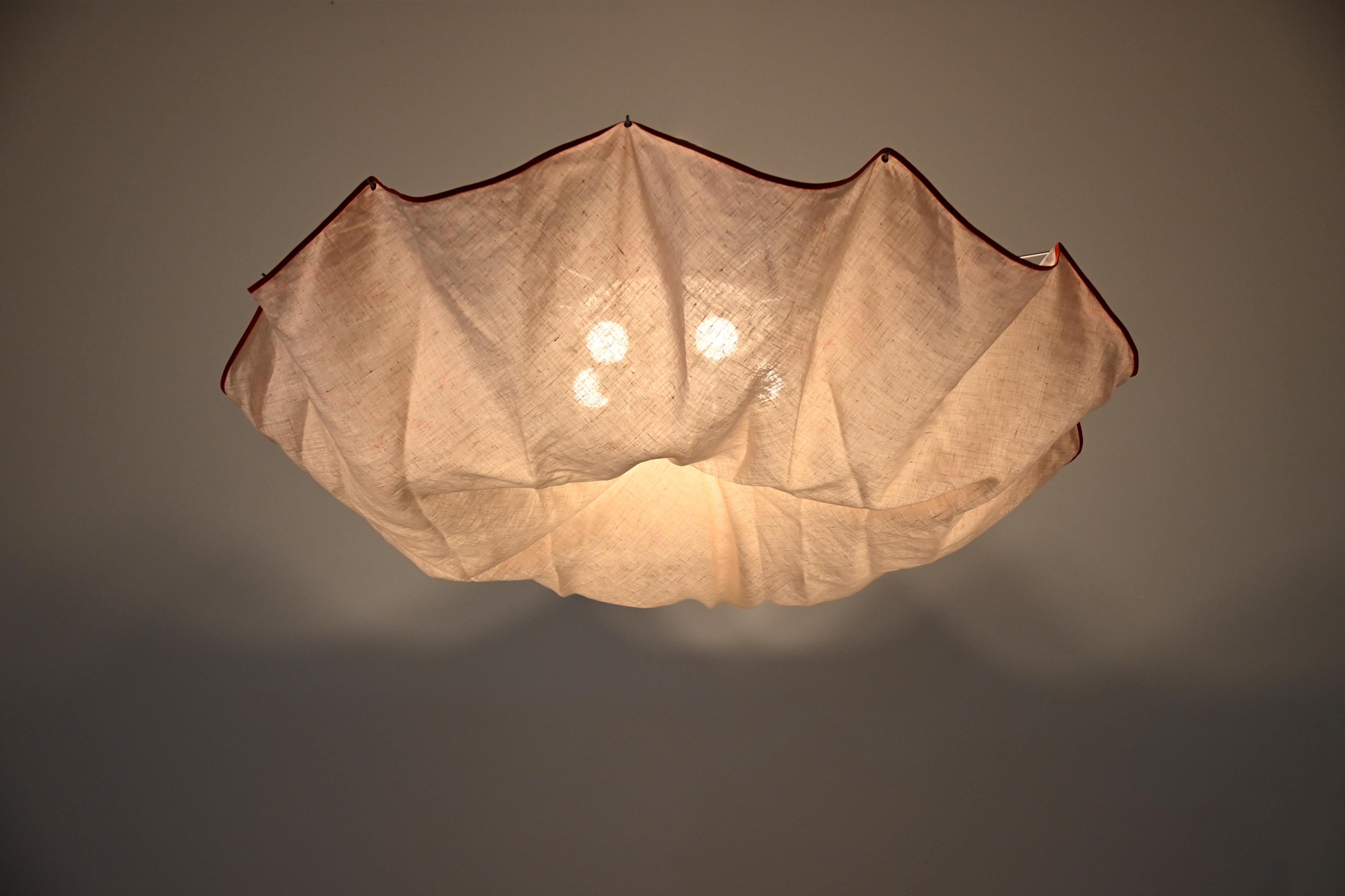 Plafonnier en tissu de lin blanc et aluminium.  Modèle Celestia. Estampillé Flos. Usure due au temps et à l'âge. 
POUR L'EXPÉDITION, NOUS CONSULTER POUR OBTENIR LE MEILLEUR PRIX

