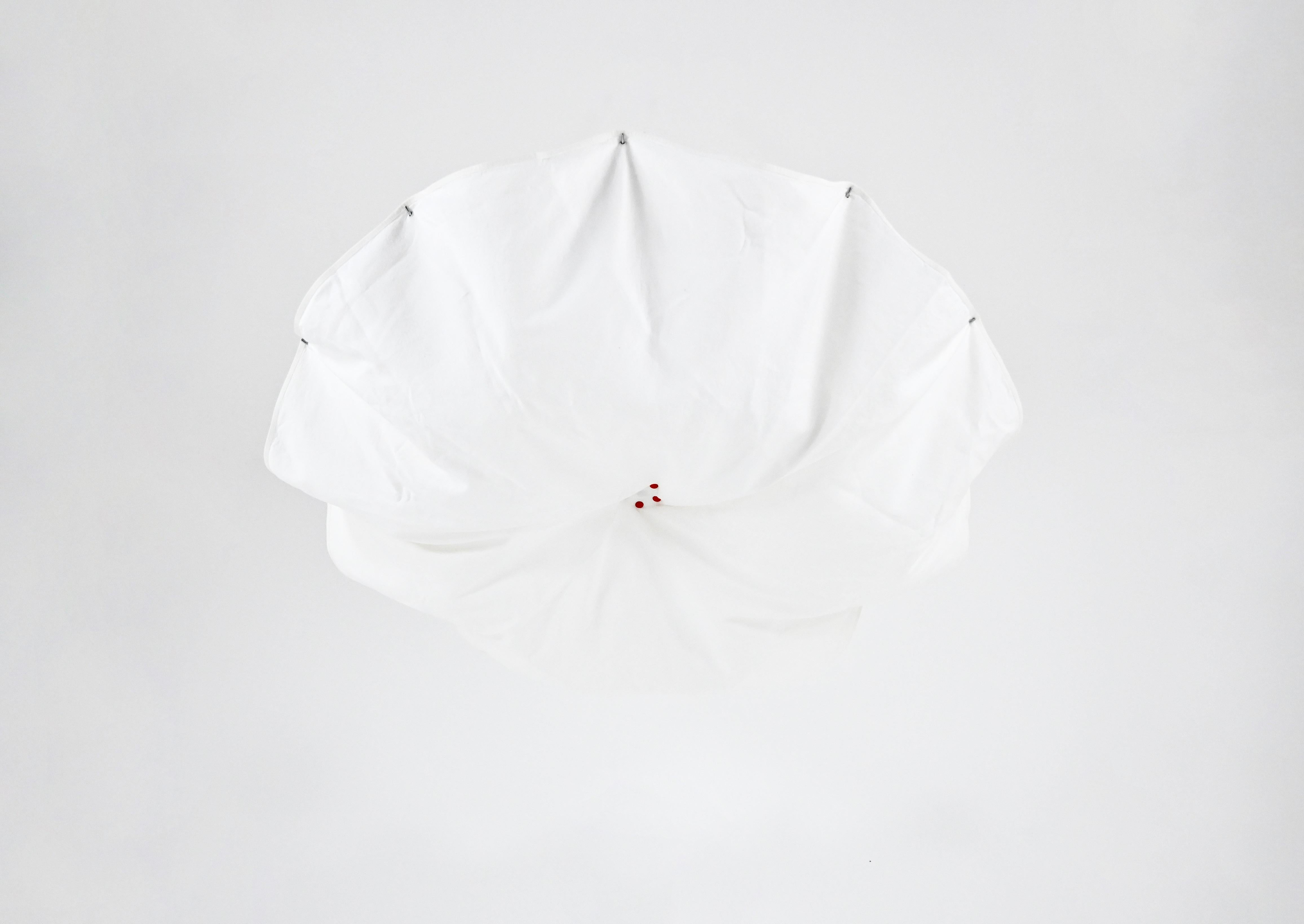 Plafoniera in tessuto di lino bianco e alluminio.  Model Celestia. Stampato Flos. Usura dovuta al tempo e all'età. 
PER LA SPEDIZIONE, RICHIEDICI DI RICEVERE IL MIGLIOR PREZZO
