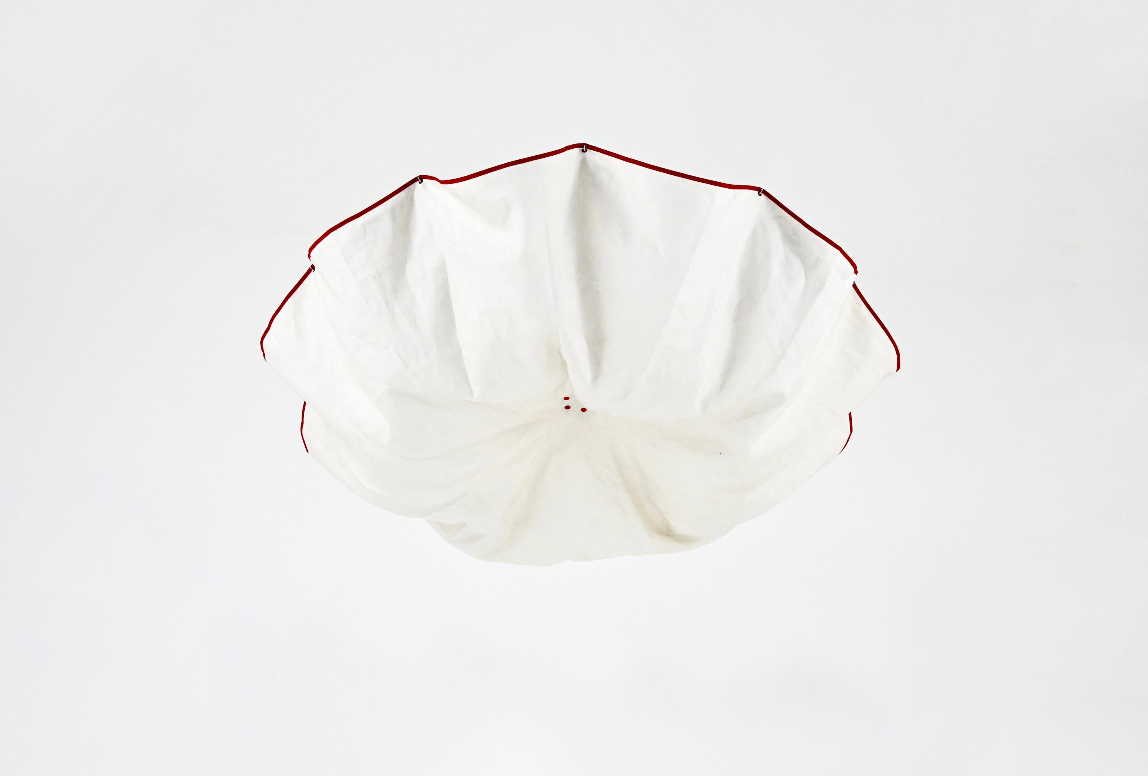 Plafoniera in tessuto di lino bianco e alluminio.  Model Celestia. Stampato Flos. Usura dovuta al tempo e all'età. 
PER LA SPEDIZIONE, RICHIEDICI DI RICEVERE IL MIGLIOR PREZZO
