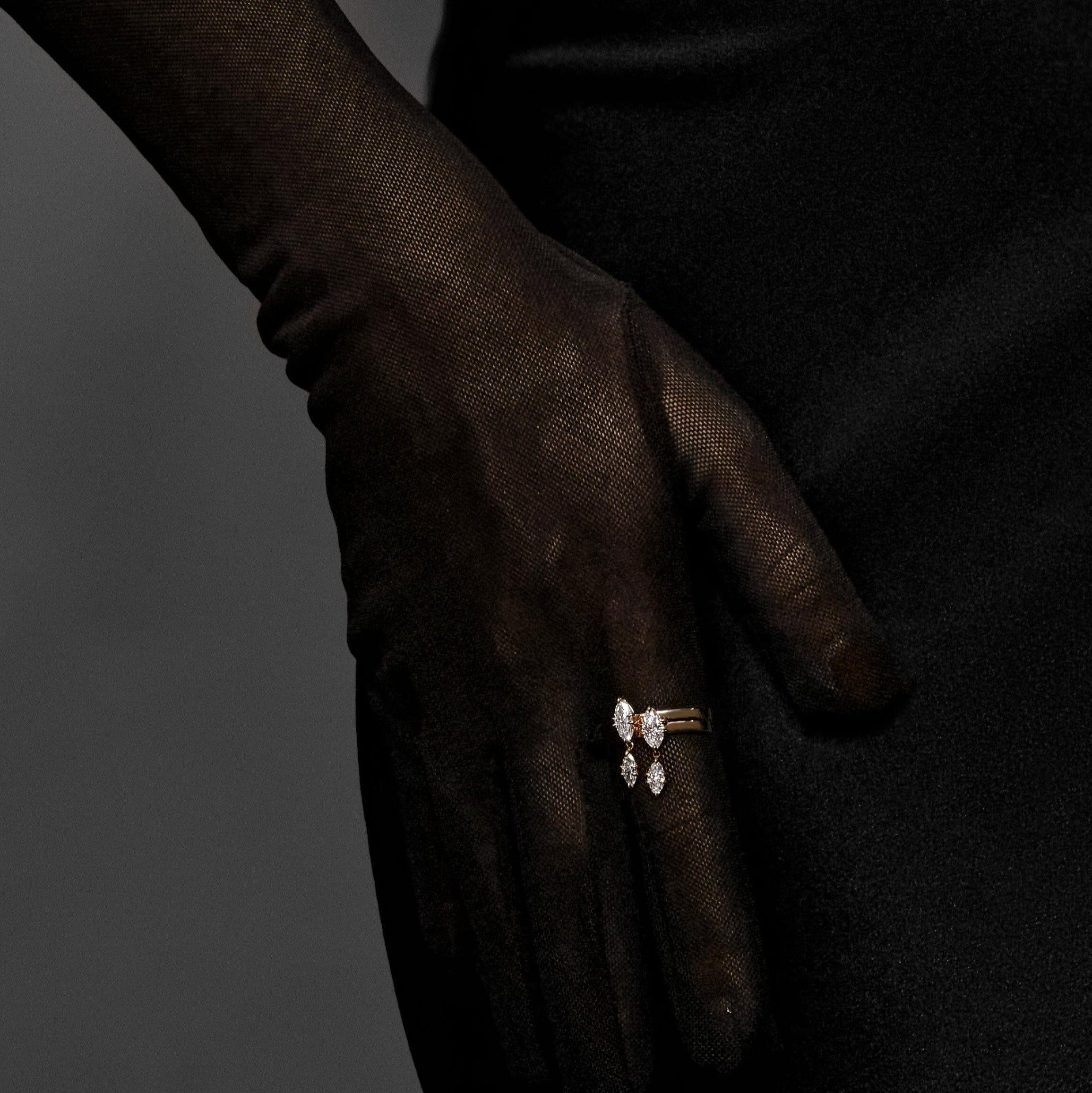 Der Celestia Drop Ring ist so gestaltet, dass er bei jeder Bewegung das Licht reflektiert und die Energie der Sternbilder in moderner Form wiedergibt. In seinem Zentrum ist ein marquiser Diamant in 14 Karat Weißgold gefasst, die anderen Diamanten