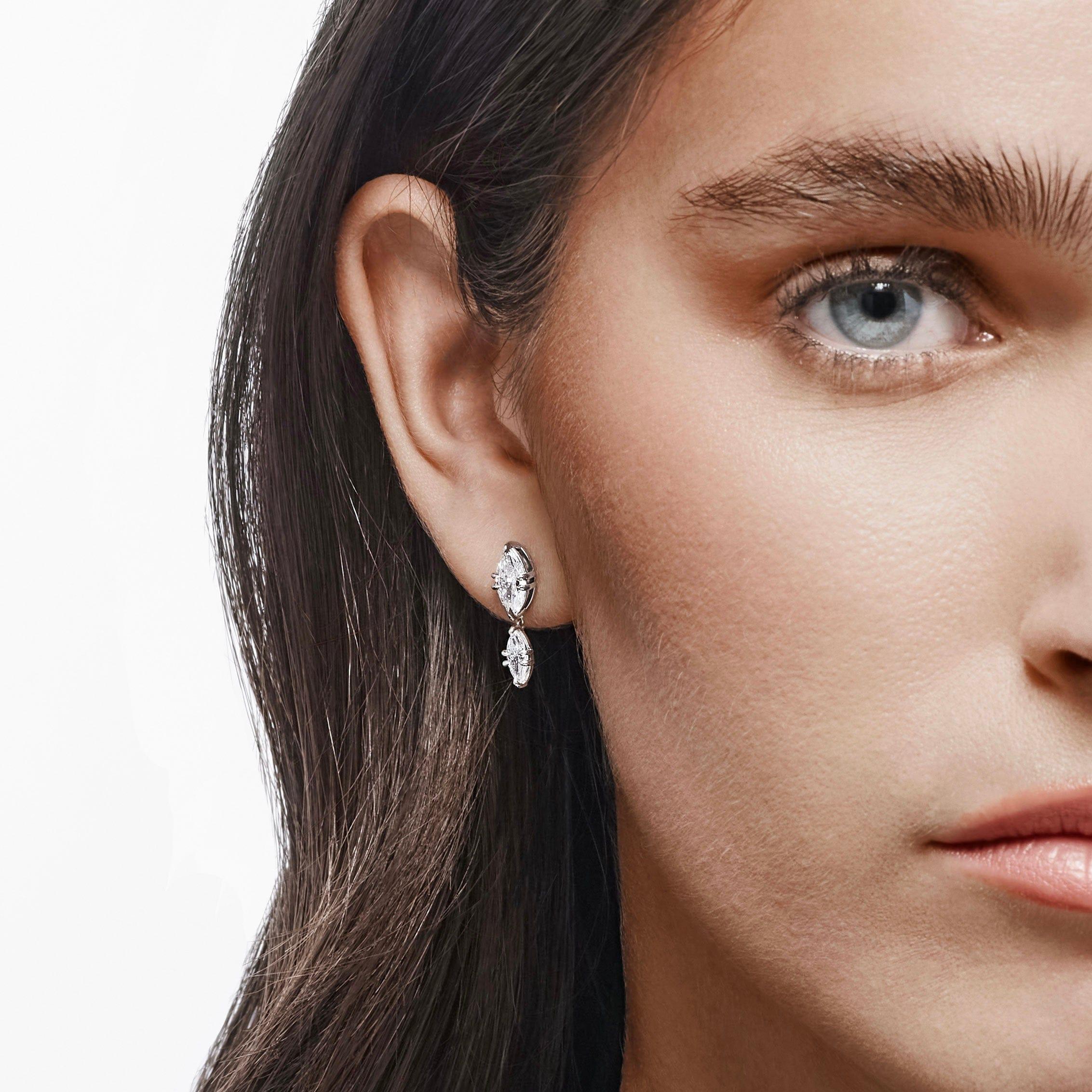 Gli orecchini Celestia Diamond Drop catturano la luce con una brillantezza senza sforzo. Con quattro diamanti taglio marquise per un totale di circa 2,28 carati, ogni pietra è meticolosamente incastonata per creare un gioco di luminosità e