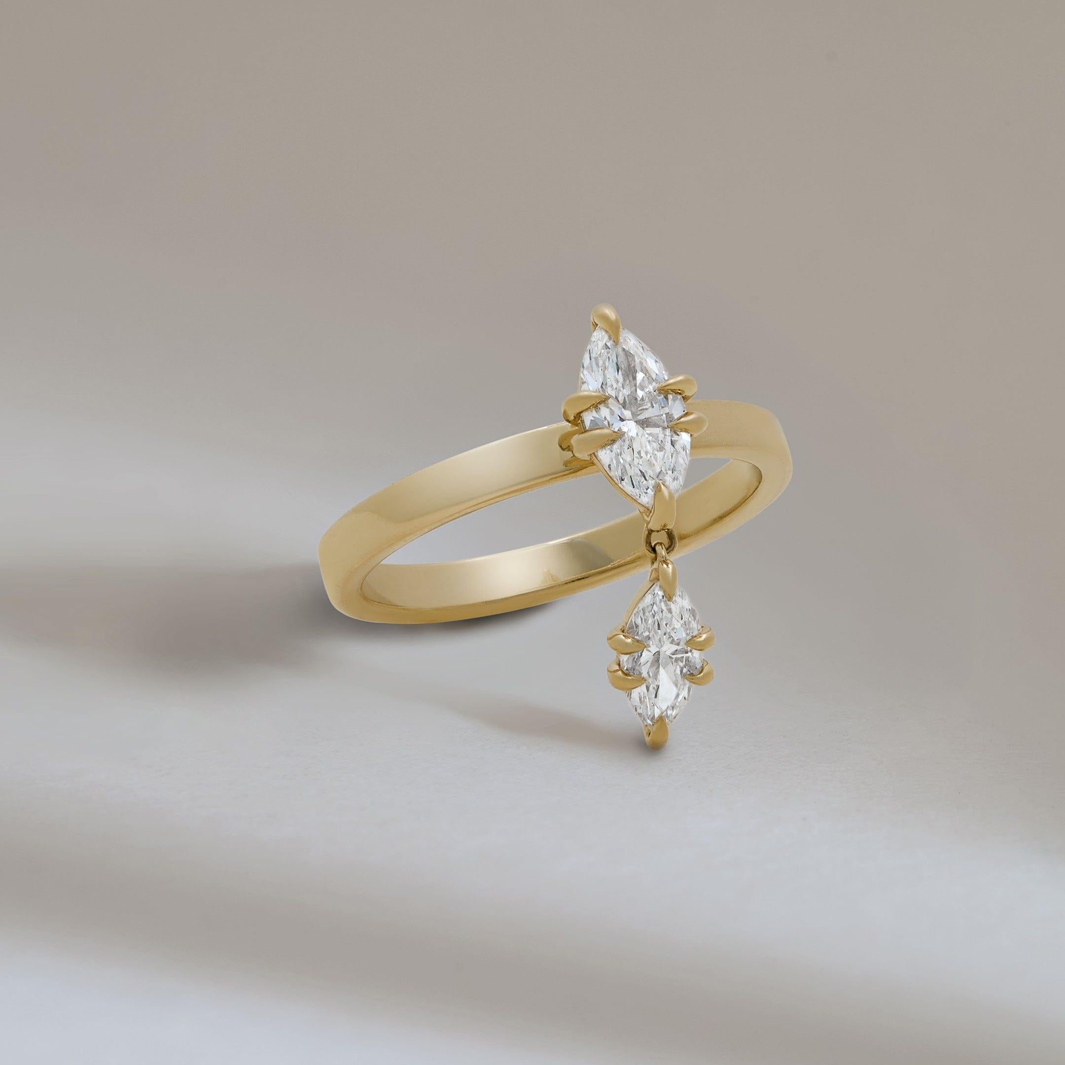 Contemporain Bague pendante en or jaune avec diamant Celestia en vente