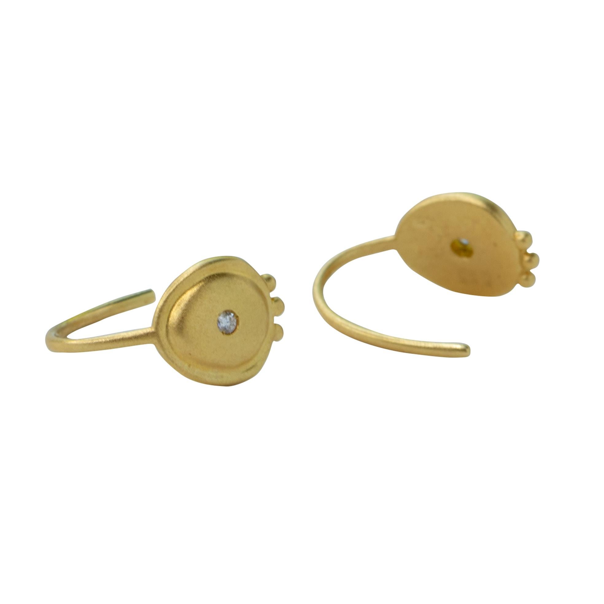 Orecchino a gancio con diamante in oro 18 carati Celestial - by Bombyx House In condizioni Nuovo in vendita a Westport, CT