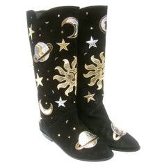 Bottes Celestial en daim noir métallisé avec appliques de lunes:: d'étoiles et de planètes & Soleil c 1990