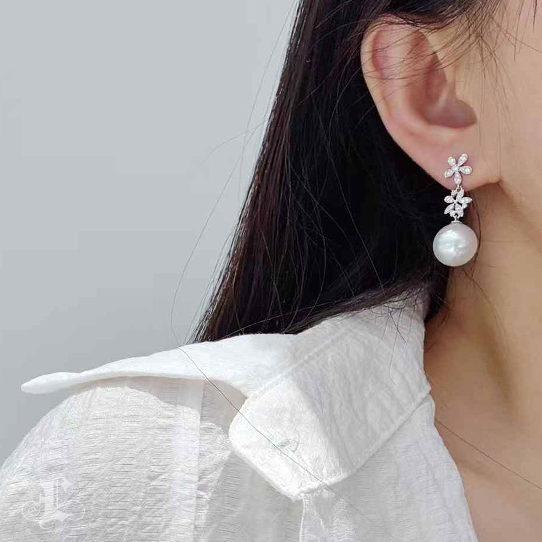 Non taillé 【Vine Symphony】Celestial Bloom Aurora Pendants d'oreilles en perles des mers du Sud et diamants en vente