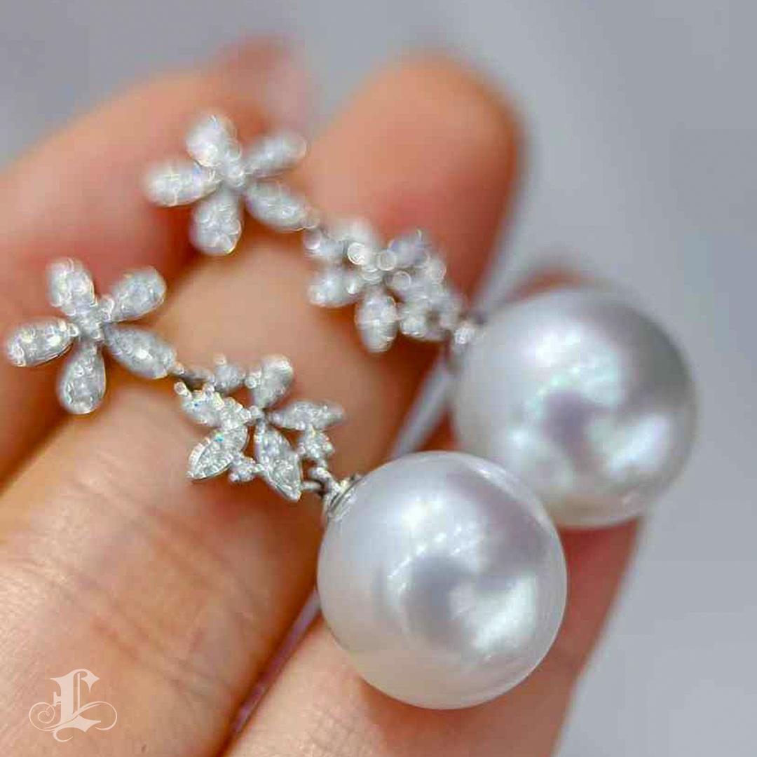 【Vine Symphony】Celestial Bloom Aurora Pendants d'oreilles en perles des mers du Sud et diamants Neuf - En vente à New York, NY