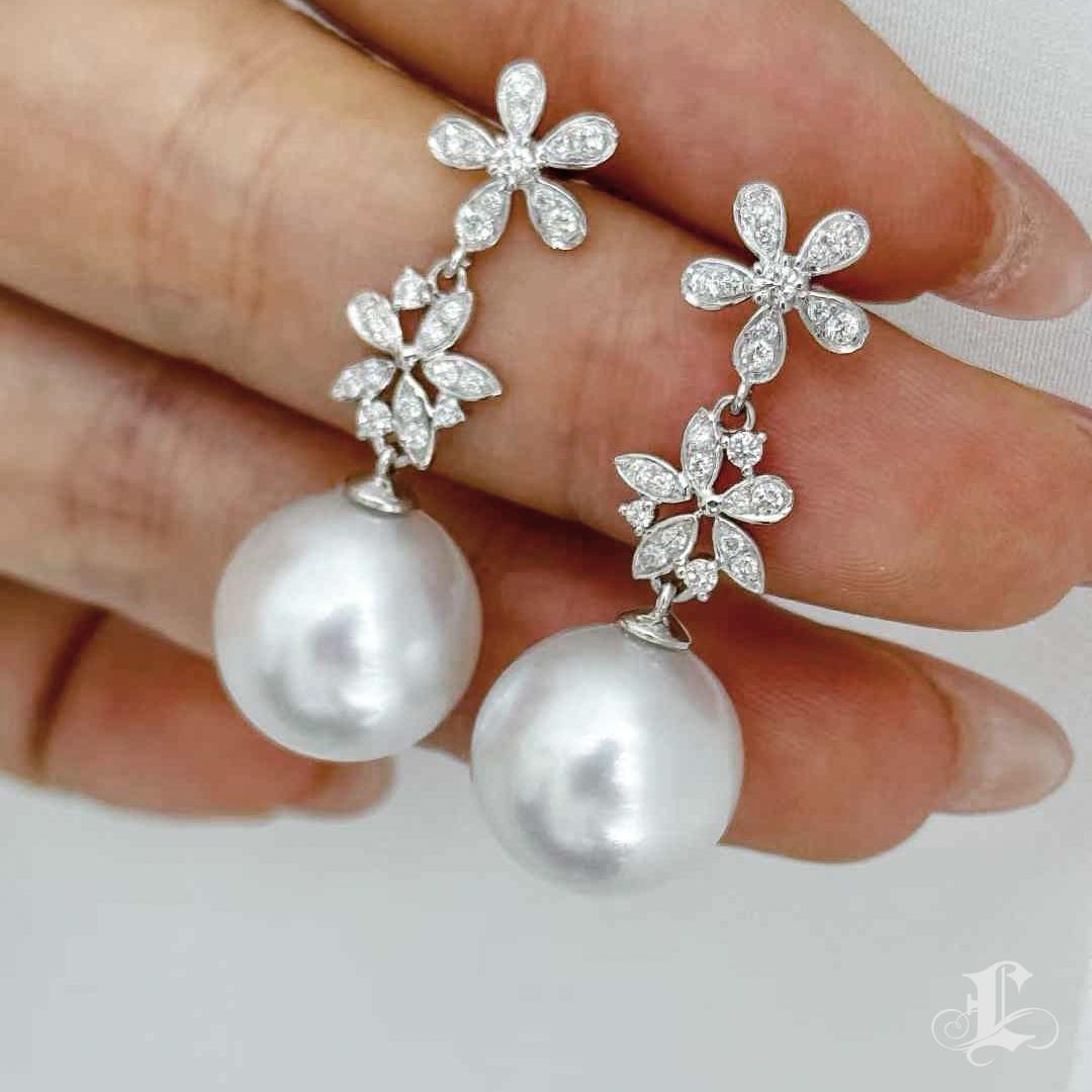 【Vine Symphony】Celestial Bloom Aurora Pendants d'oreilles en perles des mers du Sud et diamants en vente 1