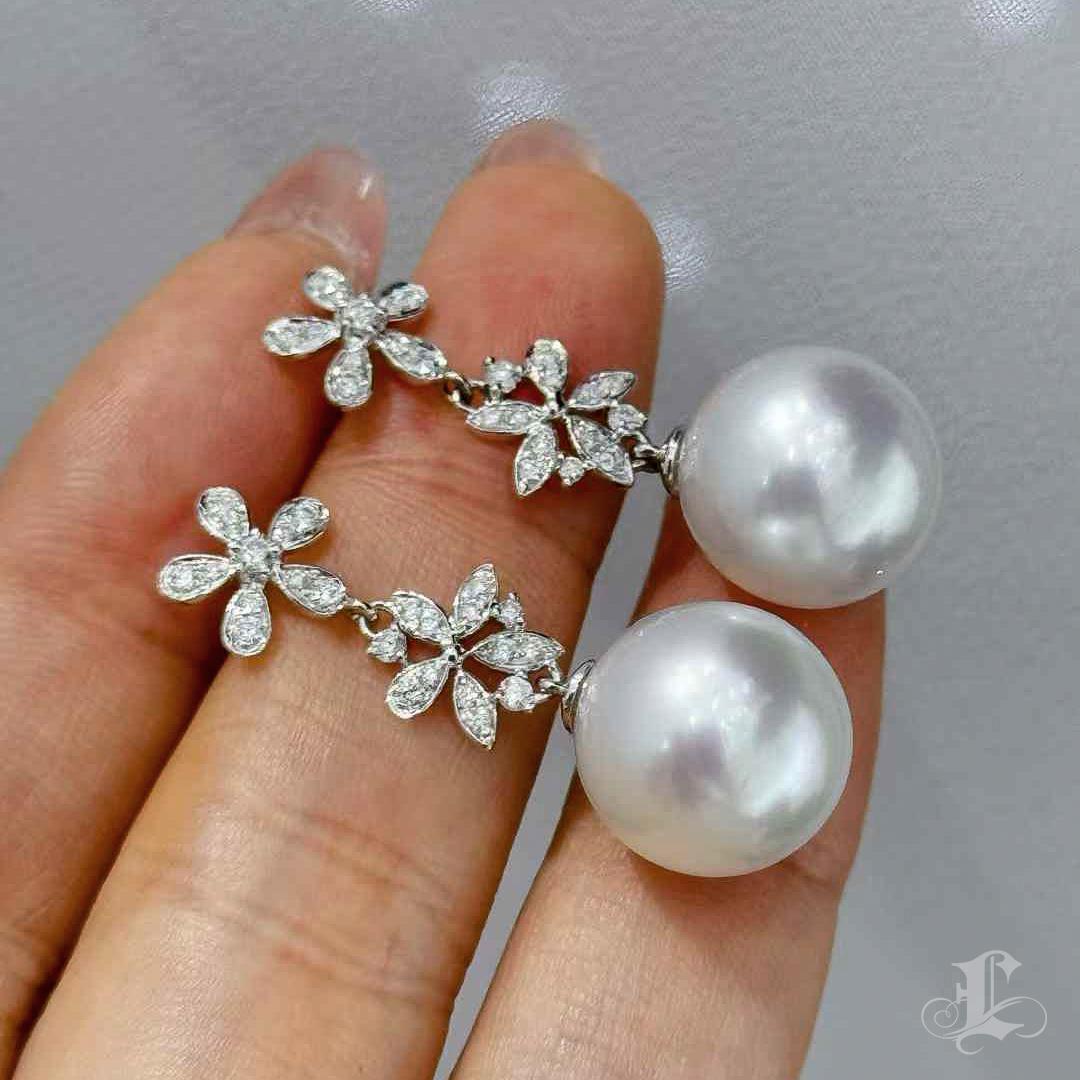 【Vine Symphony】Celestial Bloom Aurora Pendants d'oreilles en perles des mers du Sud et diamants en vente 2