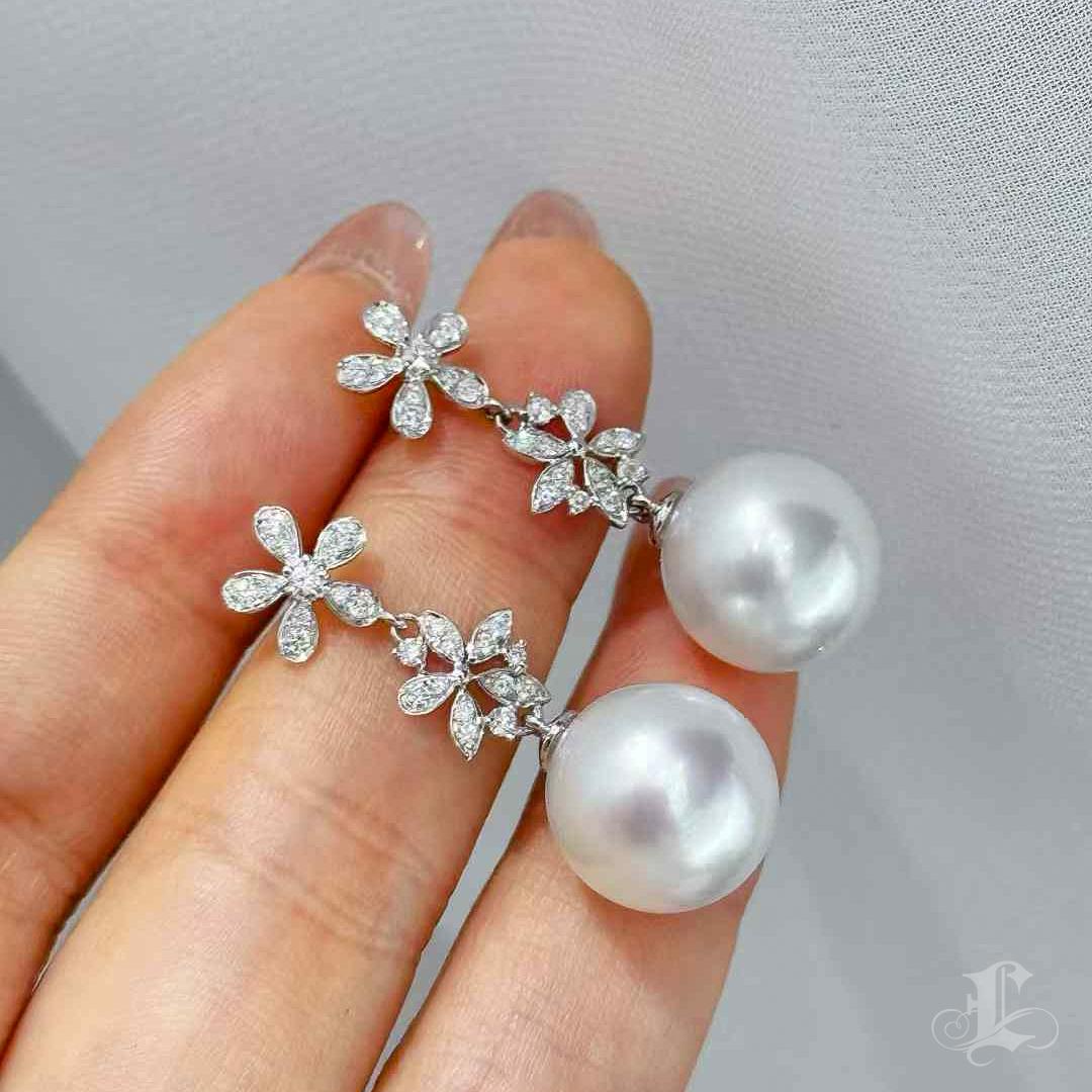 【Vine Symphony】Celestial Bloom Aurora Pendants d'oreilles en perles des mers du Sud et diamants en vente 3