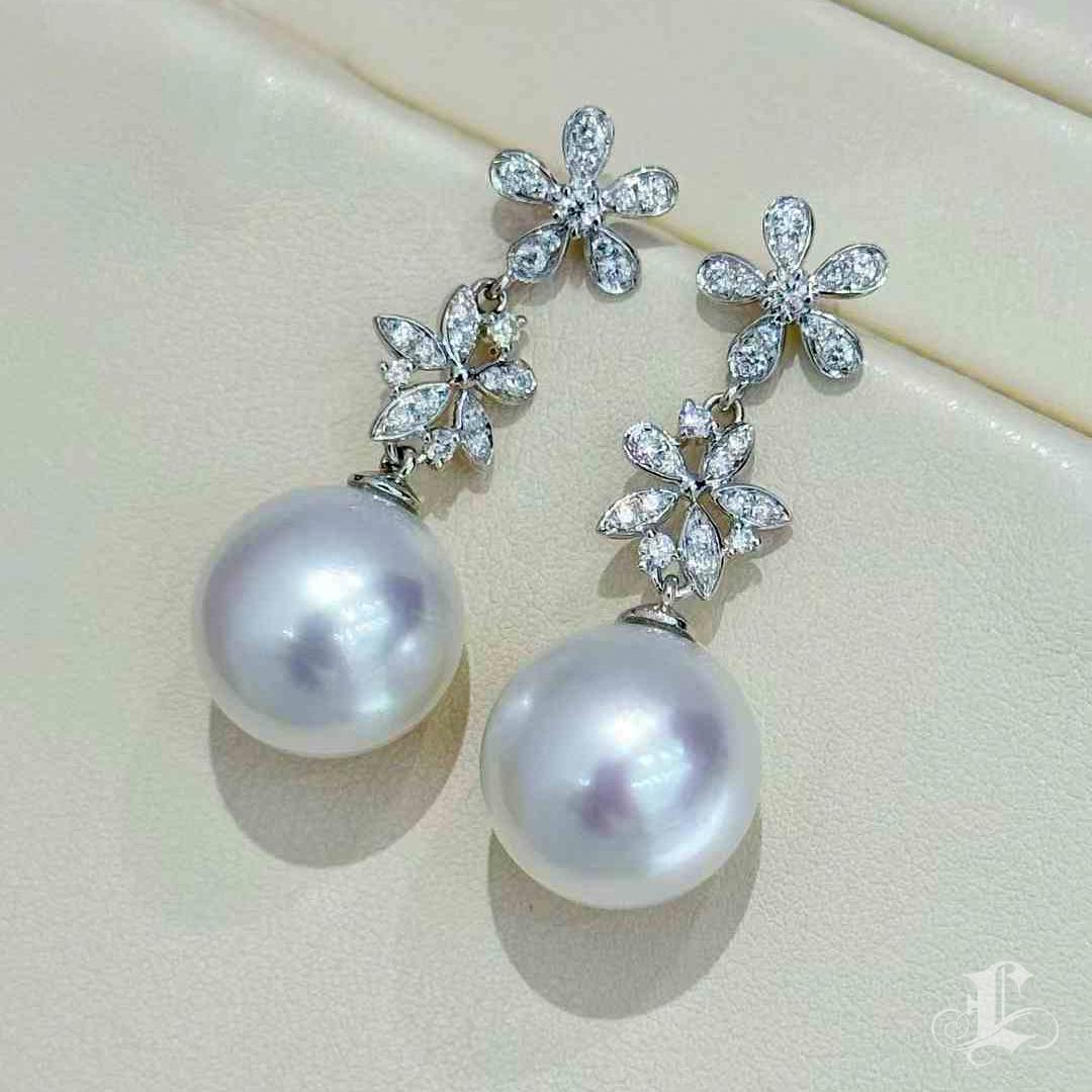 【Vine Symphony】Celestial Bloom Aurora Pendants d'oreilles en perles des mers du Sud et diamants en vente 4