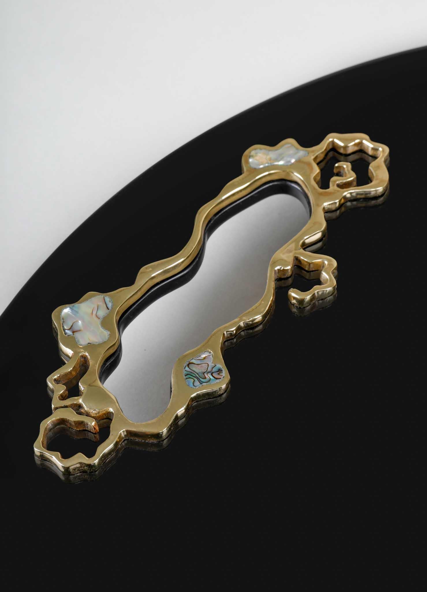 Celestial Clouds Tablett schwarz groß in Lack Holz & Messing, Viya von Vikram Goyal (Gegossen) im Angebot