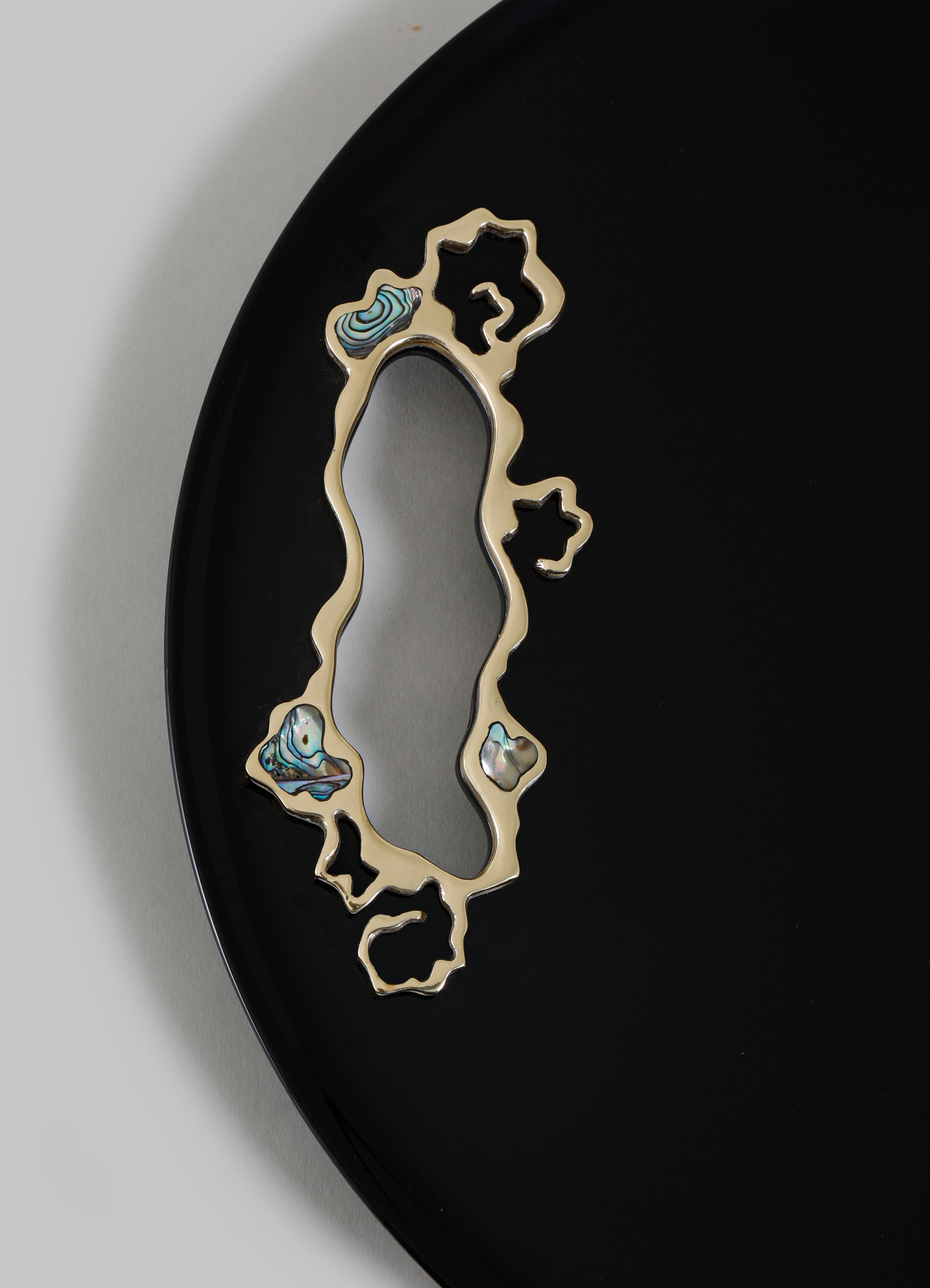 Moulage Plateau nuages célestes petit noir en Wood Wood laqué et laiton, Viya By Vikram Goyal en vente
