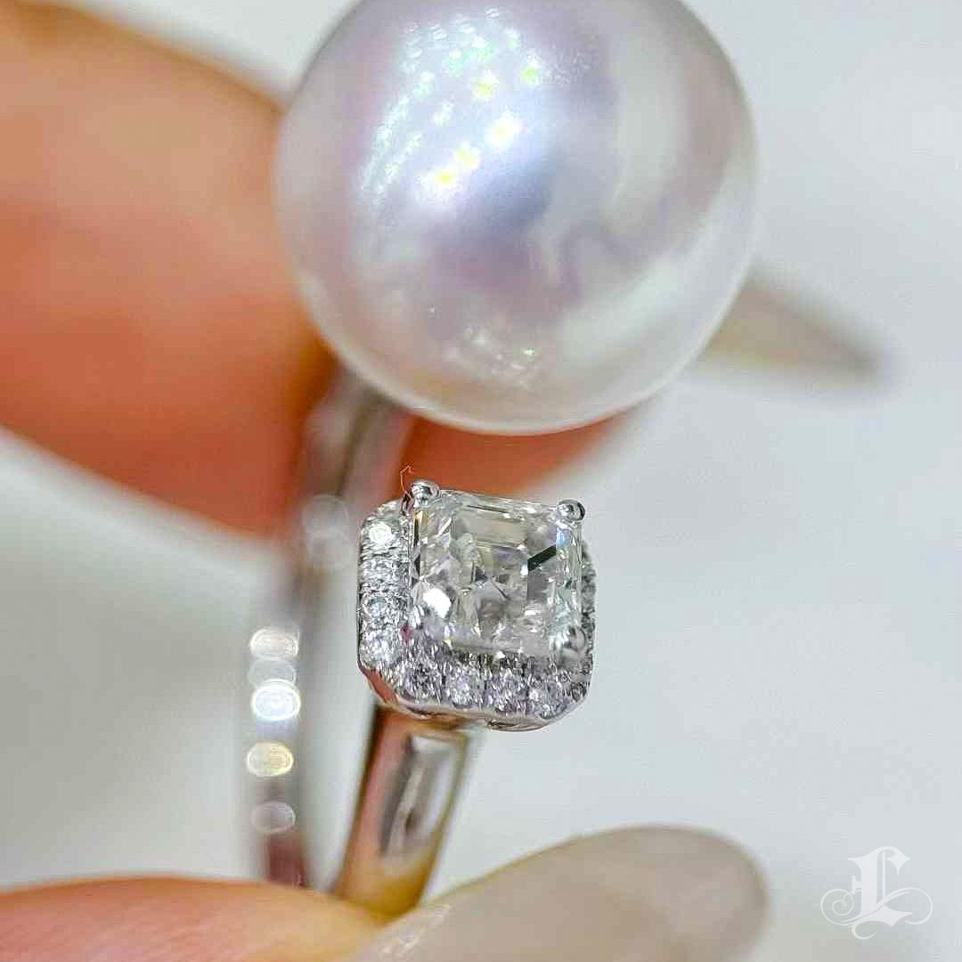 Women's 【Sculpted Geometry】Celestial Core South Sea Pearl & GIA Diamond Halo Ring For Sale