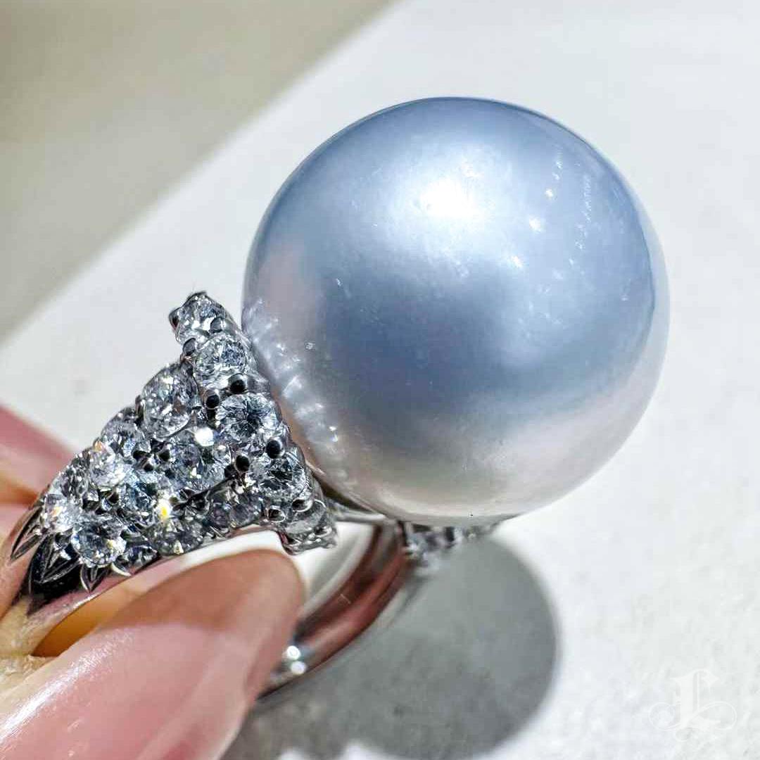 【Crown Radiance】Celestial Aurora South Sea Pearl & Diamond Ring In New Condition For Sale In New York, NY