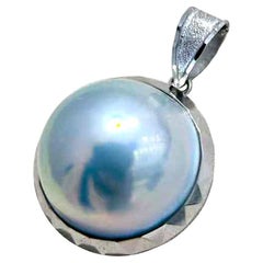 Celestial Edge — Aurora Mabe Pearl White Gold Pendant Necklace
