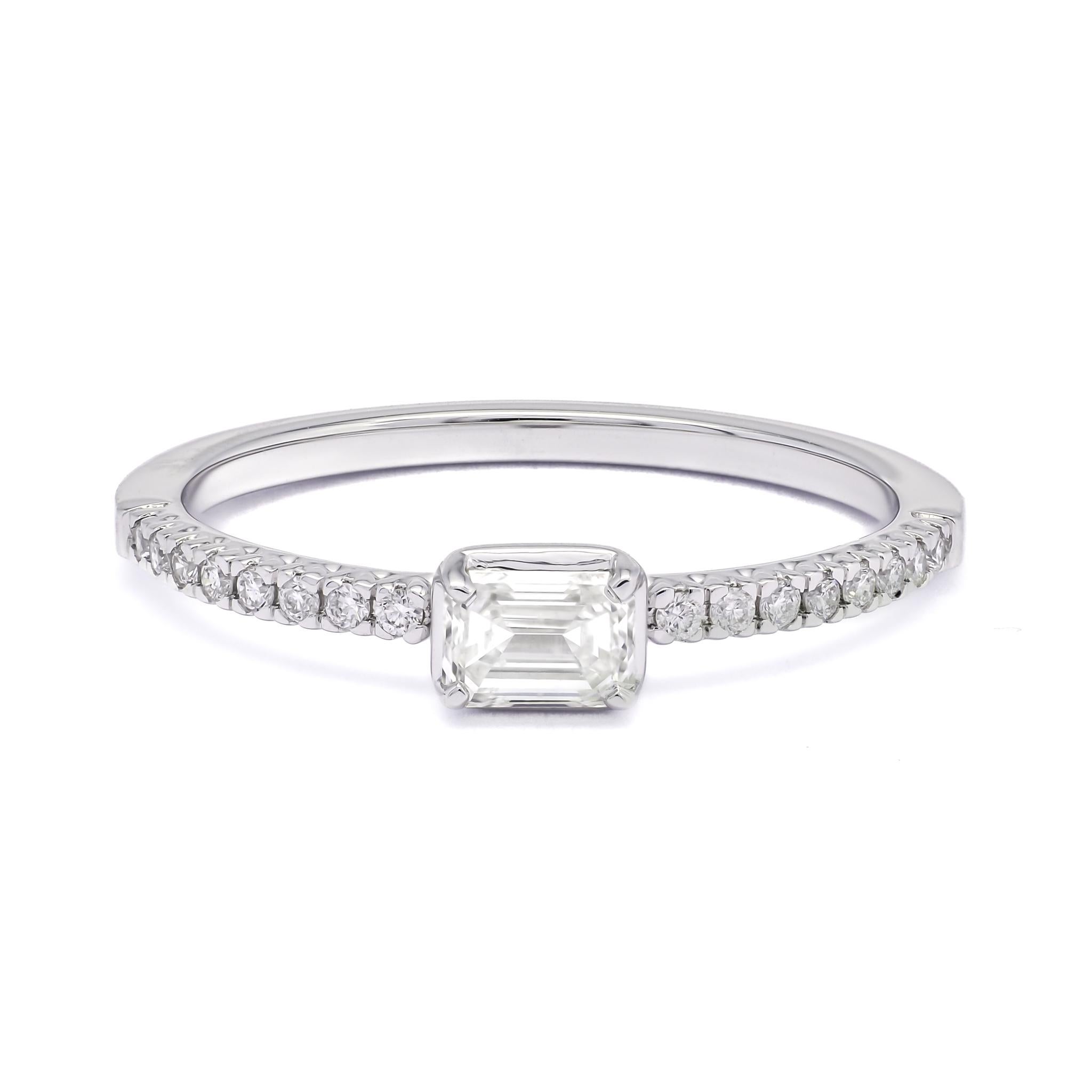 Dieser exquisite Solitärring mit Smaragdschliff aus 18 Karat Weißgold verkörpert himmlische Eleganz und besticht durch einen faszinierenden Smaragd von 0,25 Karat, der die Essenz zeitloser Raffinesse verkörpert. Der mit äußerster Präzision und