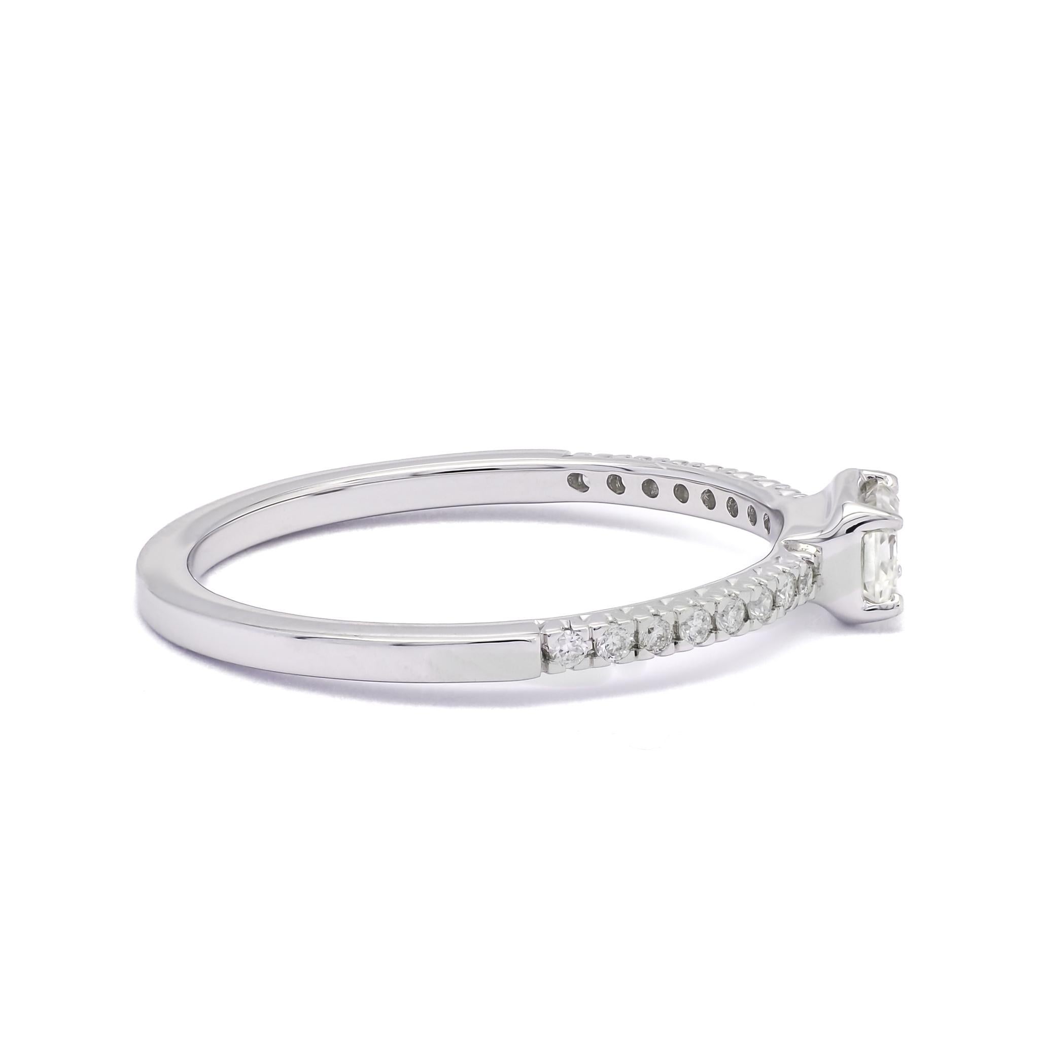 18KT Weißgold Natürliche Diamanten Der strahlender Solitär-Ring mit Smaragdschliff (Moderne) im Angebot