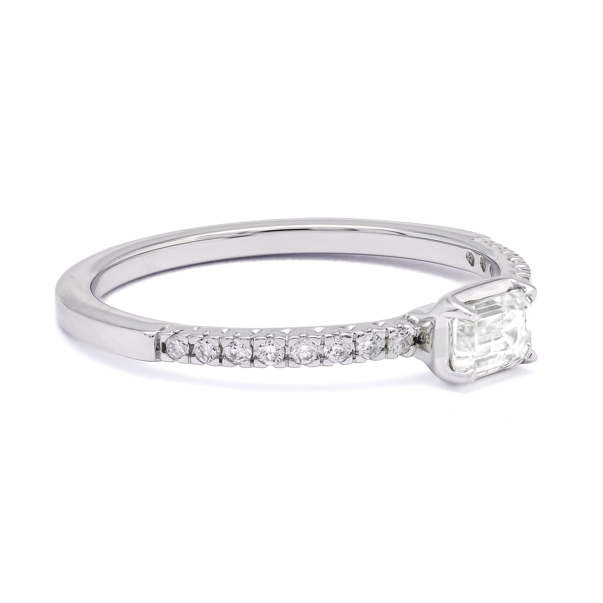 18KT Weißgold Natürliche Diamanten Der strahlender Solitär-Ring mit Smaragdschliff im Zustand „Neu“ im Angebot in Antwerpen, BE