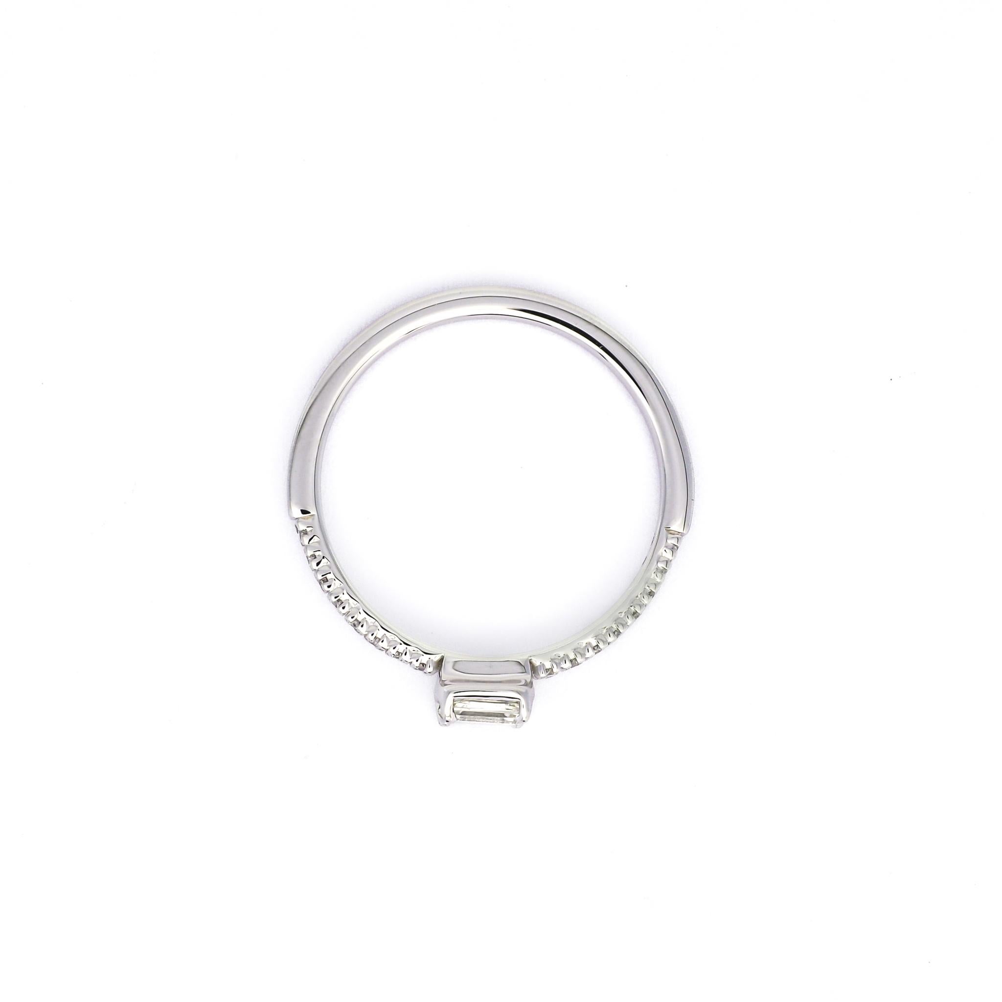 18KT Weißgold Natürliche Diamanten Der strahlender Solitär-Ring mit Smaragdschliff Damen im Angebot