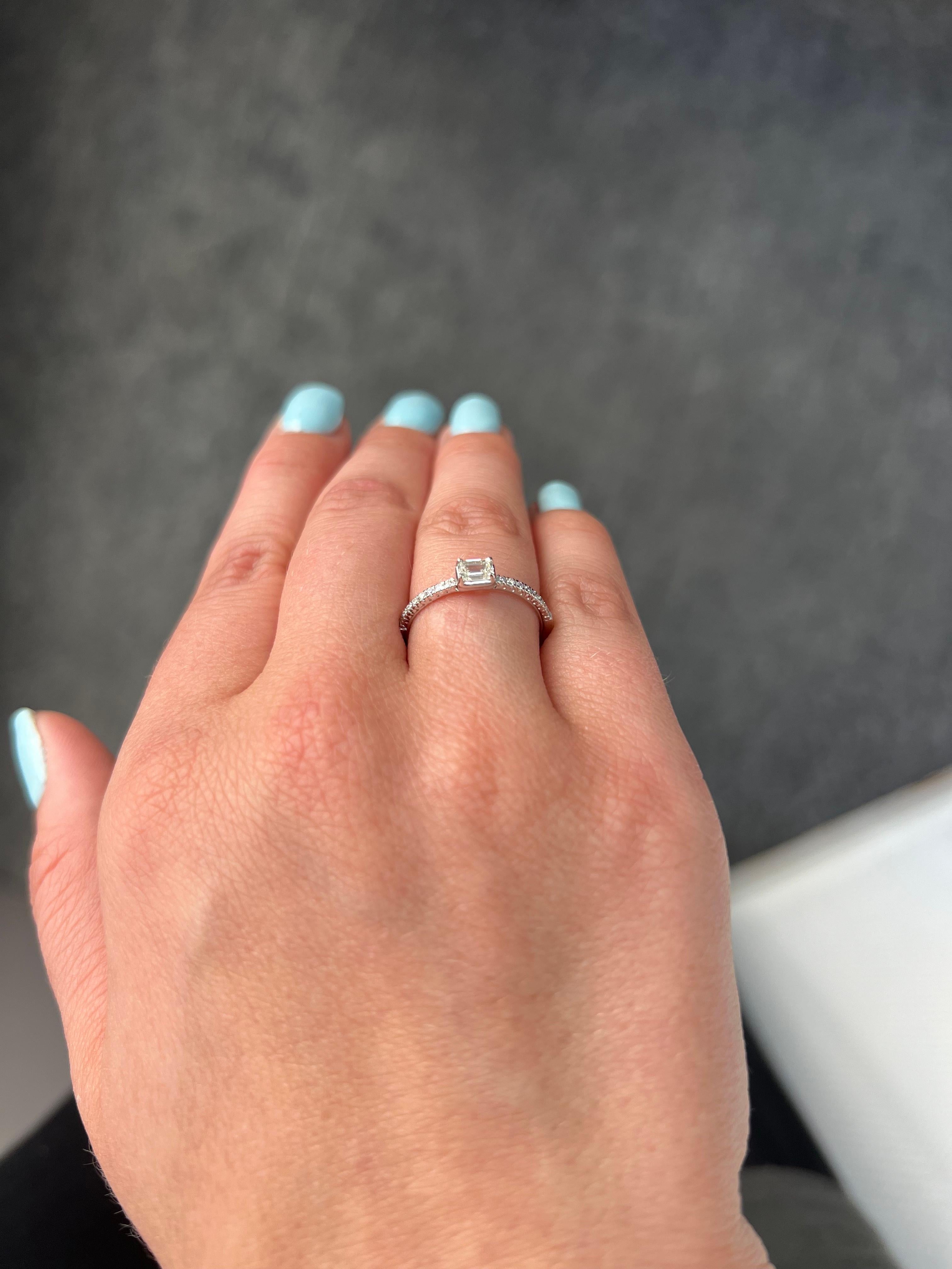 18KT Weißgold Natürliche Diamanten Der strahlender Solitär-Ring mit Smaragdschliff im Angebot 2