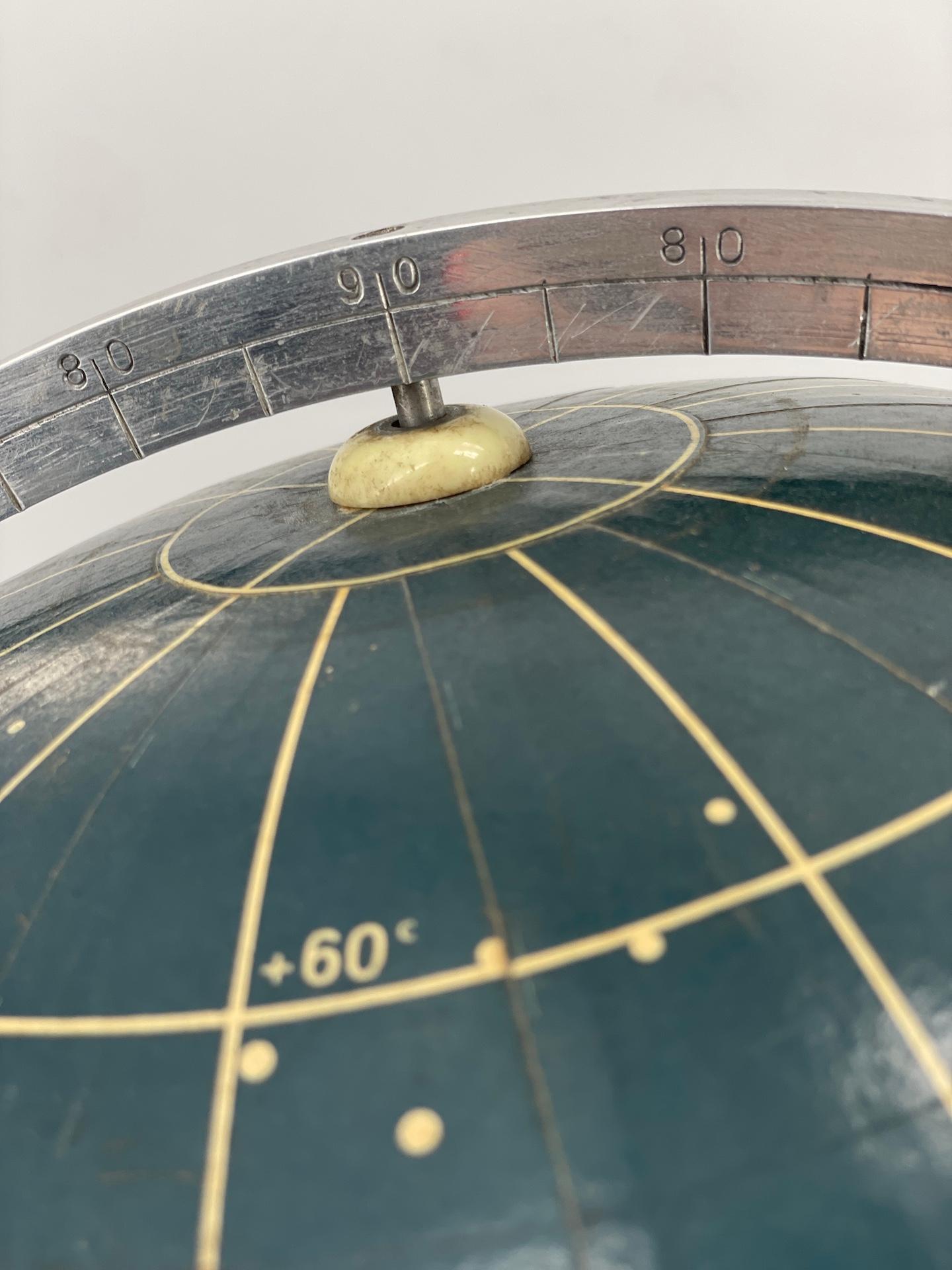 Himmelsglobus der 1960er Jahre in Ostdeutschland

Ein beeindruckender Himmelsglobus aus der Mitte des Jahrhunderts.  Dieser ungewöhnliche, skurrile, dekorative und lehrreiche Globus zeigt den Nachthimmel und die Anordnung der wichtigsten von der